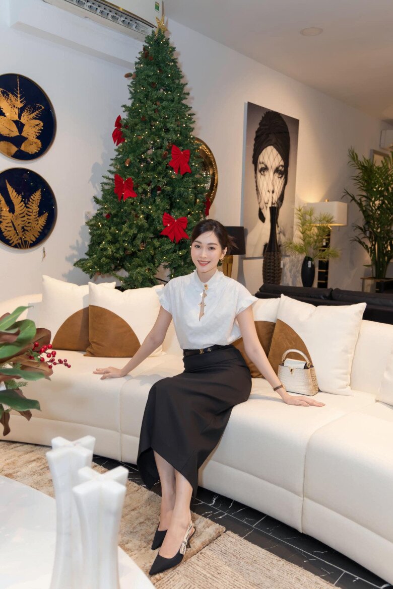 Đặng Thu Thảo tiếp tục khẳng định hình ảnh “thần tiên tỷ tỷ” với lựa chọn trang phục thanh lịch, nền nã. Cô diện áo sơ mi trắng cổ tàu kết hợp chân váy đen dài, tạo hiệu ứng tôn dáng nhẹ nhàng mà vẫn giữ được sự trang nhã. Tổng thể được hoàn thiện bằng đôi giày slingback mũi nhọn và túi xách nhỏ xinh – những điểm nhấn tinh tế, góp phần tôn lên vẻ đẹp dịu dàng, chuẩn mực của biểu tượng thanh lịch Vbiz.