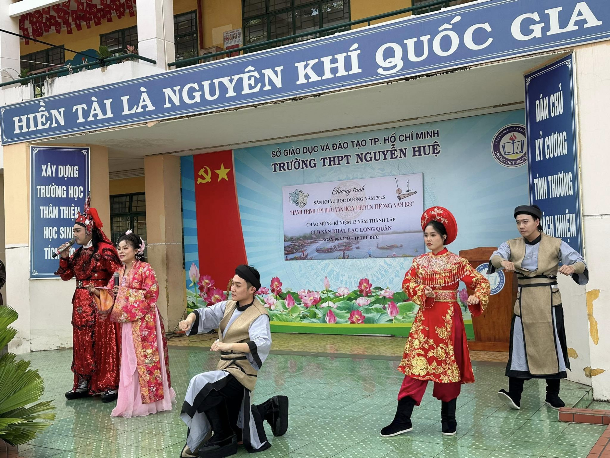 Sân khấu Lạc Long Quân của đạo diễn - nhà báo Thanh Hiệp đã có 12 năm đồng hành với các chương trình sân khấu học đường ở TP.HCM