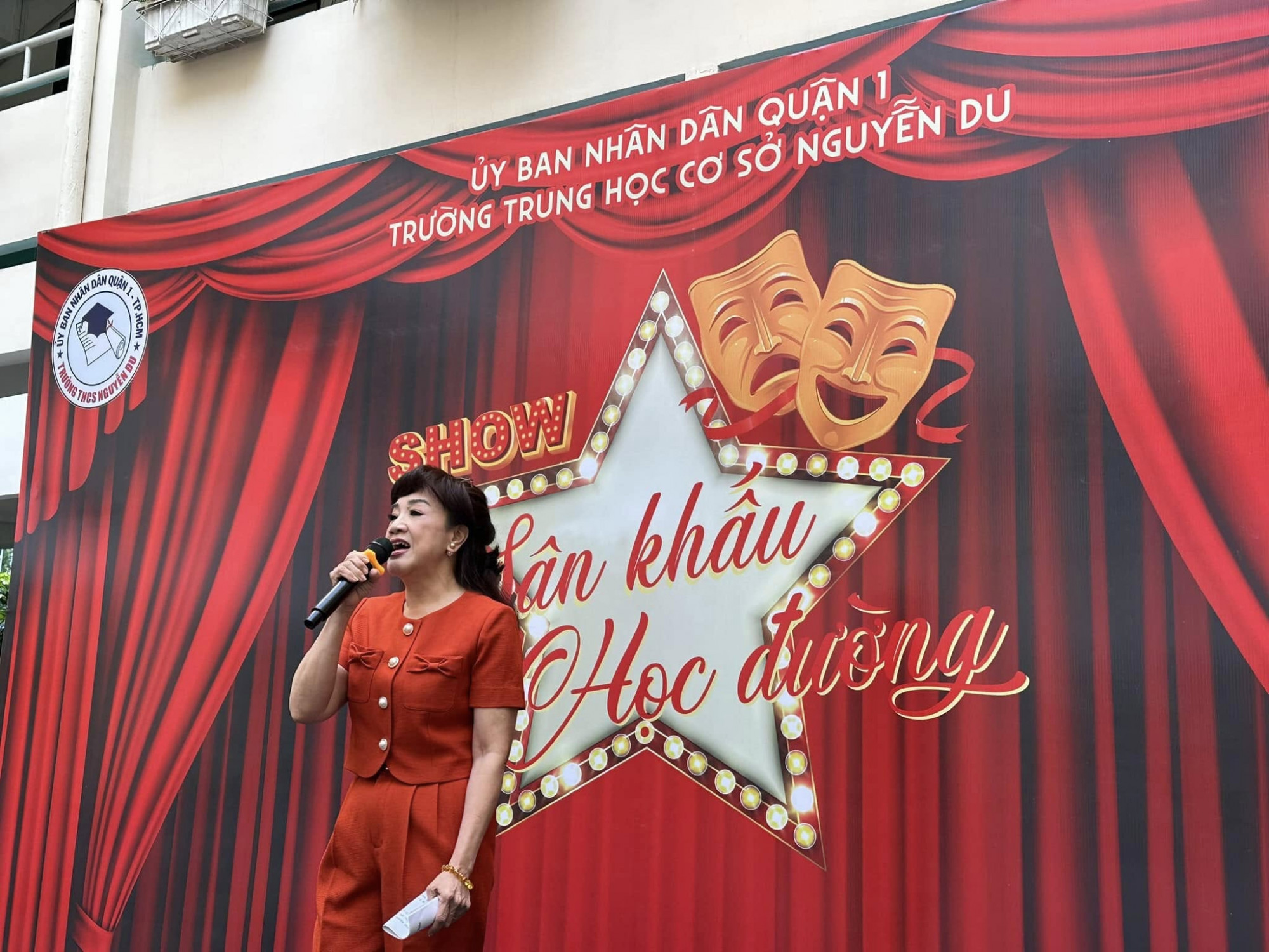 NS ƯT Phương Hồng Thuỷ giao lưu, trò chuyên với học sinh trường PTCS Nguyễn Du - Quận 1