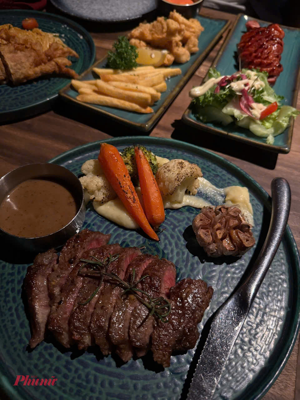 Còn nếu bạn thích không gian tinh tế nhưng mang phong cách Âu thì No Nê Eatery (48 Đường Nguyễn Văn Mai, Phường Võ Thị Sáu, Quận 3) là địa điểm giúp bạn có thể 'vừa ăn vừa chill'. Quán có nhiều