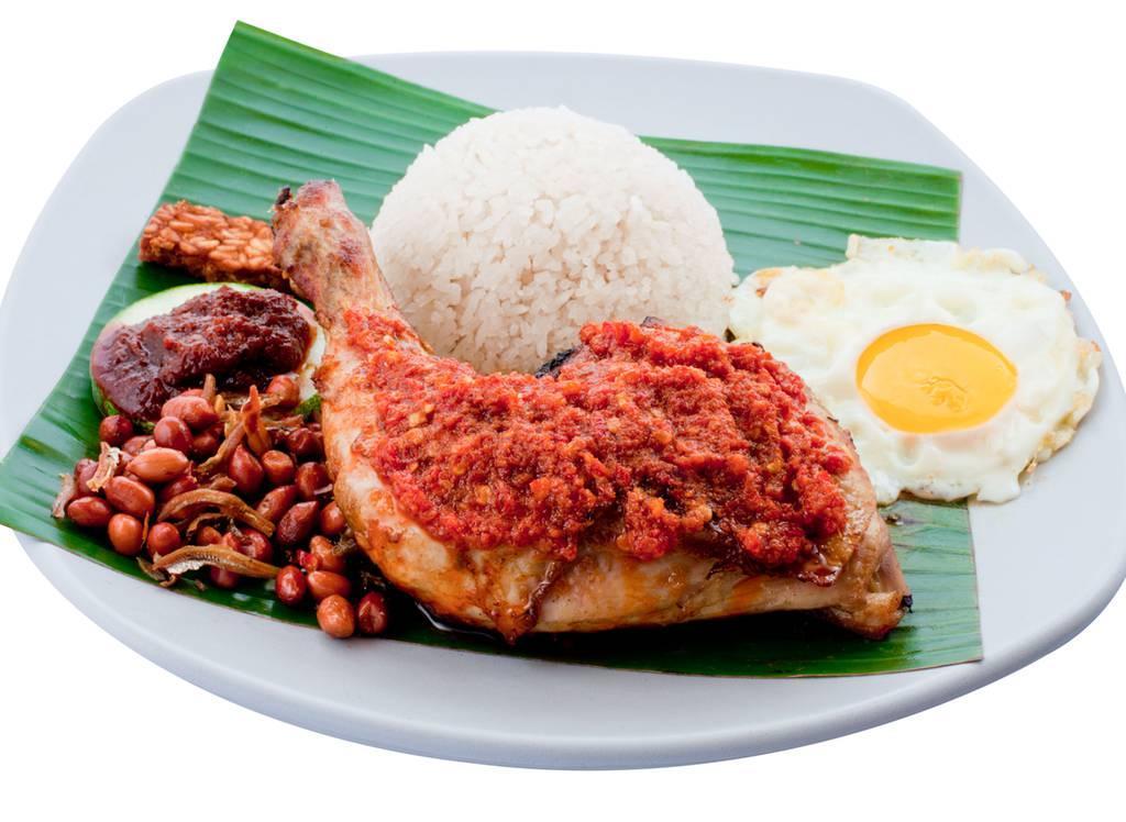 Nasi Lemak Ayam Taliwang: Hãy tự thưởng cho mình món nasi lemak theo phong cách Indonesia tại quầy hàng do người Hồi giáo làm chủ được nhiều người yêu thích này. Món nasi lemak của họ bao gồm cơm dừa thơm, thịt gà, trứng chiên, dưa chuột thái lát, đậu phộng và ikan bilis. Chúng tôi thích ăn nasi lemak với nhiều sambal ngọt-cay, và bạn có thể thêm các thành phần khác, bao gồm otak, begedil và phi lê cá nếu muốn.