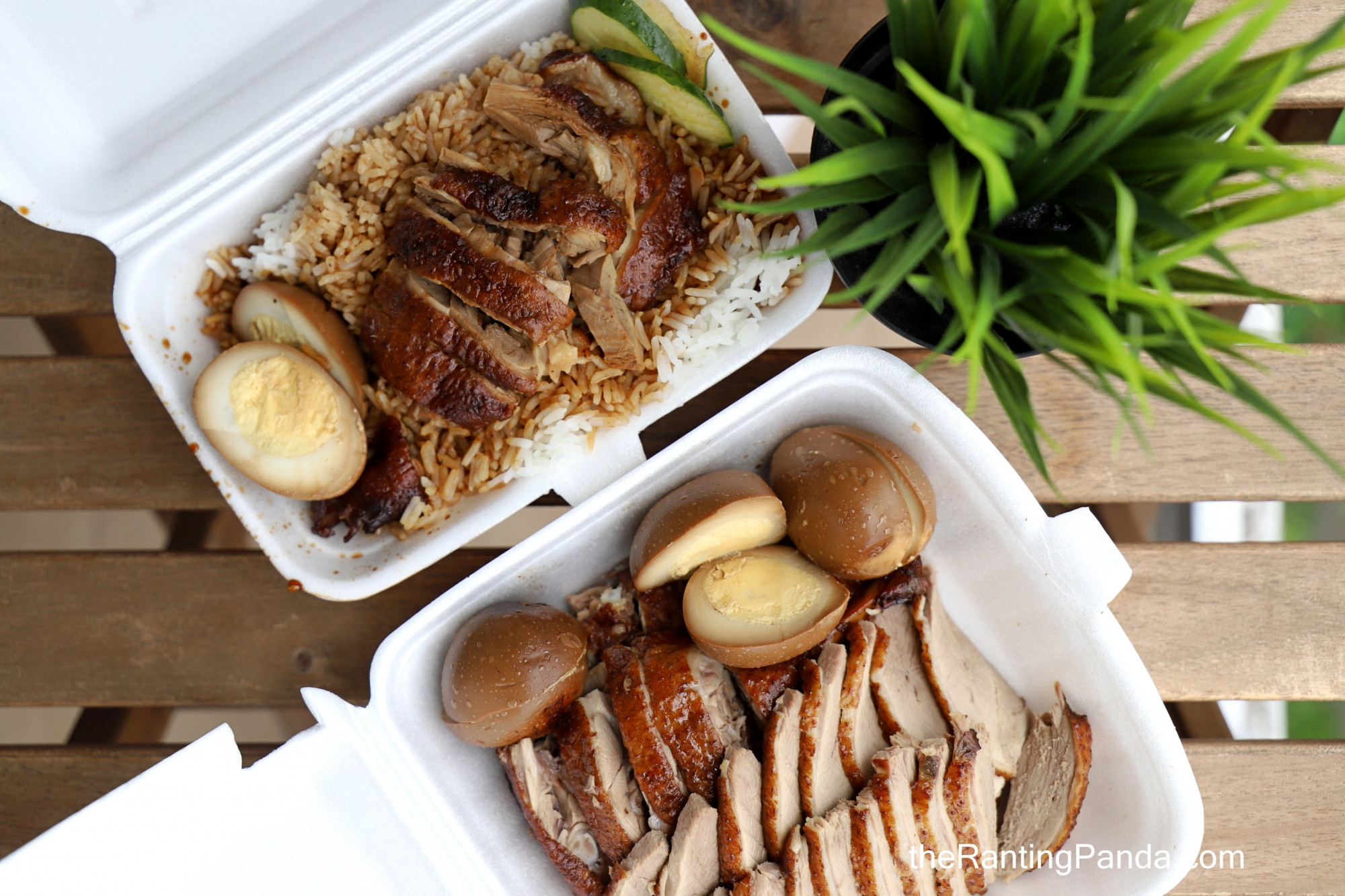 Những ai muốn ăn vịt om Triều Châu có thể đến đây. Bạn chắc chắn sẽ được thưởng thức một bữa tiệc thịnh soạn với cơm vịt om và những miếng thịt mềm rưới nước sốt om ngon lành, chế biến từ hỗn hợp thảo mộc và gia vị độc đáo — một công thức gia truyền được truyền lại từ mẹ của chủ quán. Ngoài ra, bạn có thể thưởng thức protein với kway chap.