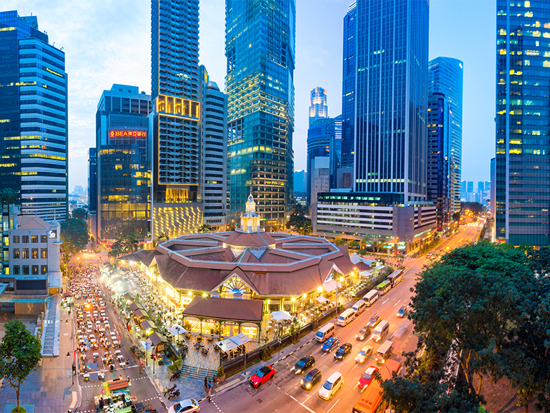 Lau Pa Sat, còn được gọi là Telok Ayer Market, là một khu chợ ẩm thực nổi tiếng và là một công trình kiến trúc mang phong cách Victoria ở trung tâm Singapore. Nó được biết đến với kiến trúc hình bát giác và cấu trúc sắt đúc độc đáo. Tòa nhà được hoàn thành vào năm 1894, nhưng nguồn gốc của khu chợ này có từ năm 1823 khi nó chỉ là một khu chợ gỗ và cây cọ. 