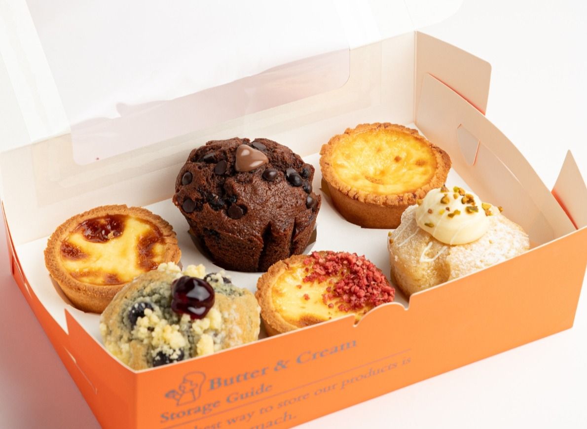 Bạn cần thỏa mãn cơn thèm đường? Hãy đến thẳng Butter & Cream Bakery, nơi bạn có thể sẽ bắt gặp một hàng dài khách hàng có cùng suy nghĩ. Hãy chọn từ một loạt các loại bánh trứng và bánh nướng xốp với nhiều hương vị khác nhau. Một món ăn phổ biến là bánh trứng muối, một món ăn nhẹ nhàng hoàn hảo cho bữa trưa vào buổi chiều. Bánh trứng sô cô la và bánh trứng truyền thống cũng có sẵn.