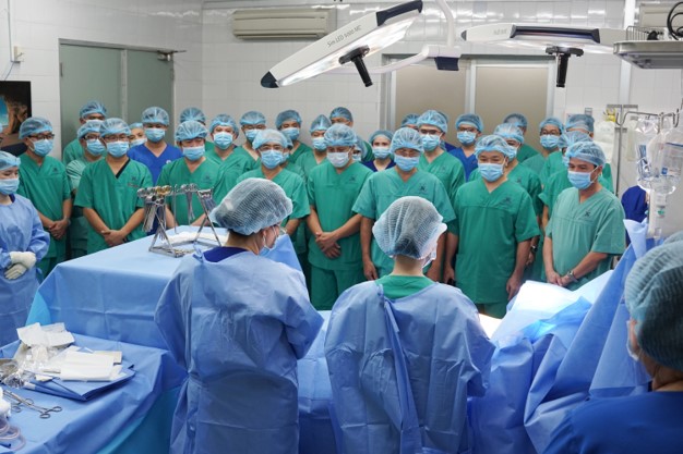 Ê-kíp bác sĩ tri ân người hiến trước khi tiếp nhận tạng - Ảnh minh họa BVTN