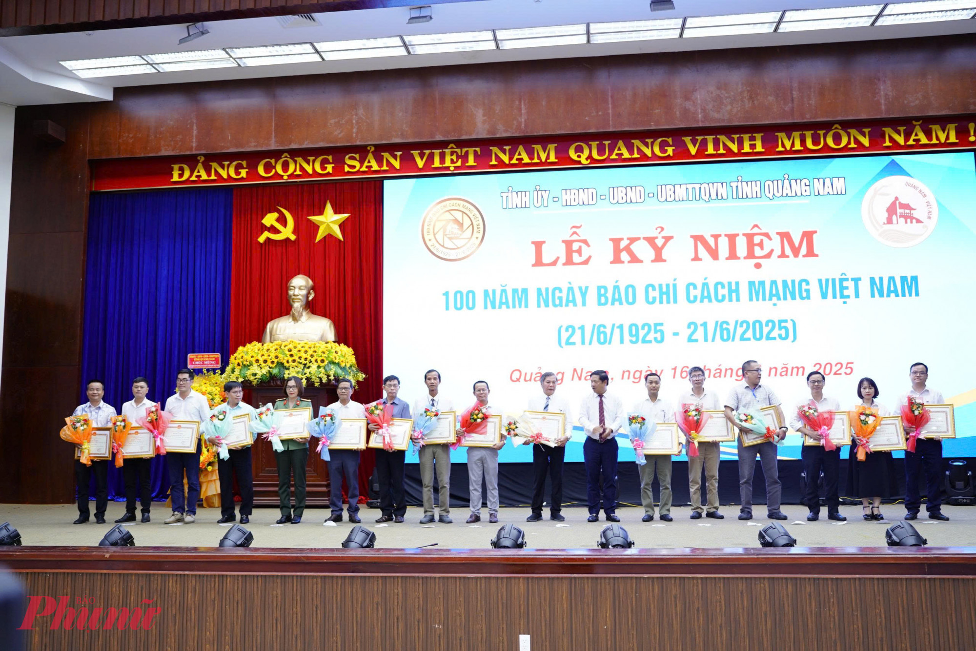 Văn phòng Báo Phụ Nữ TPHCM tại Đà Nẵng và 30 tập thể, văn phòng đại diện và 17 cá nhân có thành tích tiêu biểu xuất sắc trong hoạt động báo chí trên địa bàn tỉnh Quảng Nam được tặng bằng khen của Chủ tịch UBND tỉnh Quảng Nam