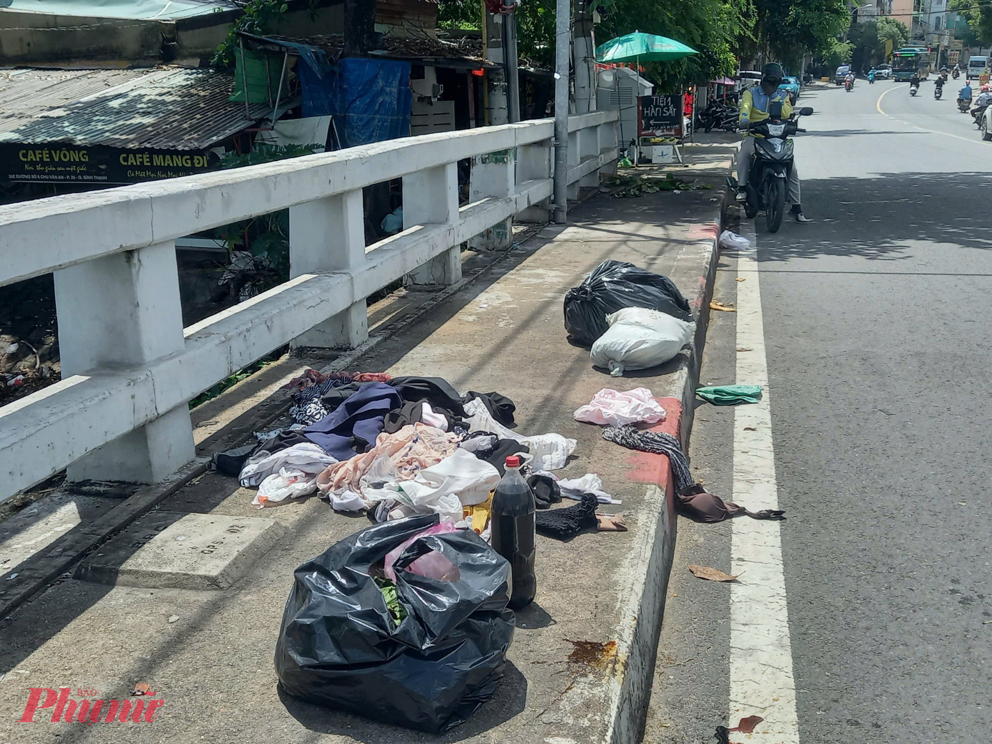 Bé gái sơ sinh bị bỏ trong túi màu đen, chứa nhiều quần áo.