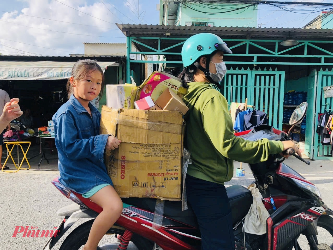 Đáng chú ý, hoạt động còn thu hút nhiều phụ huynh đưa con nhỏ tham gia như một hình thức giáo dục về bảo vệ môi trường. Các em nhỏ thích thú mang vỏ lon, chai nhựa đến đổi lấy phần quà nhỏ, đồng thời học được cách phân loại rác và sống xanh.