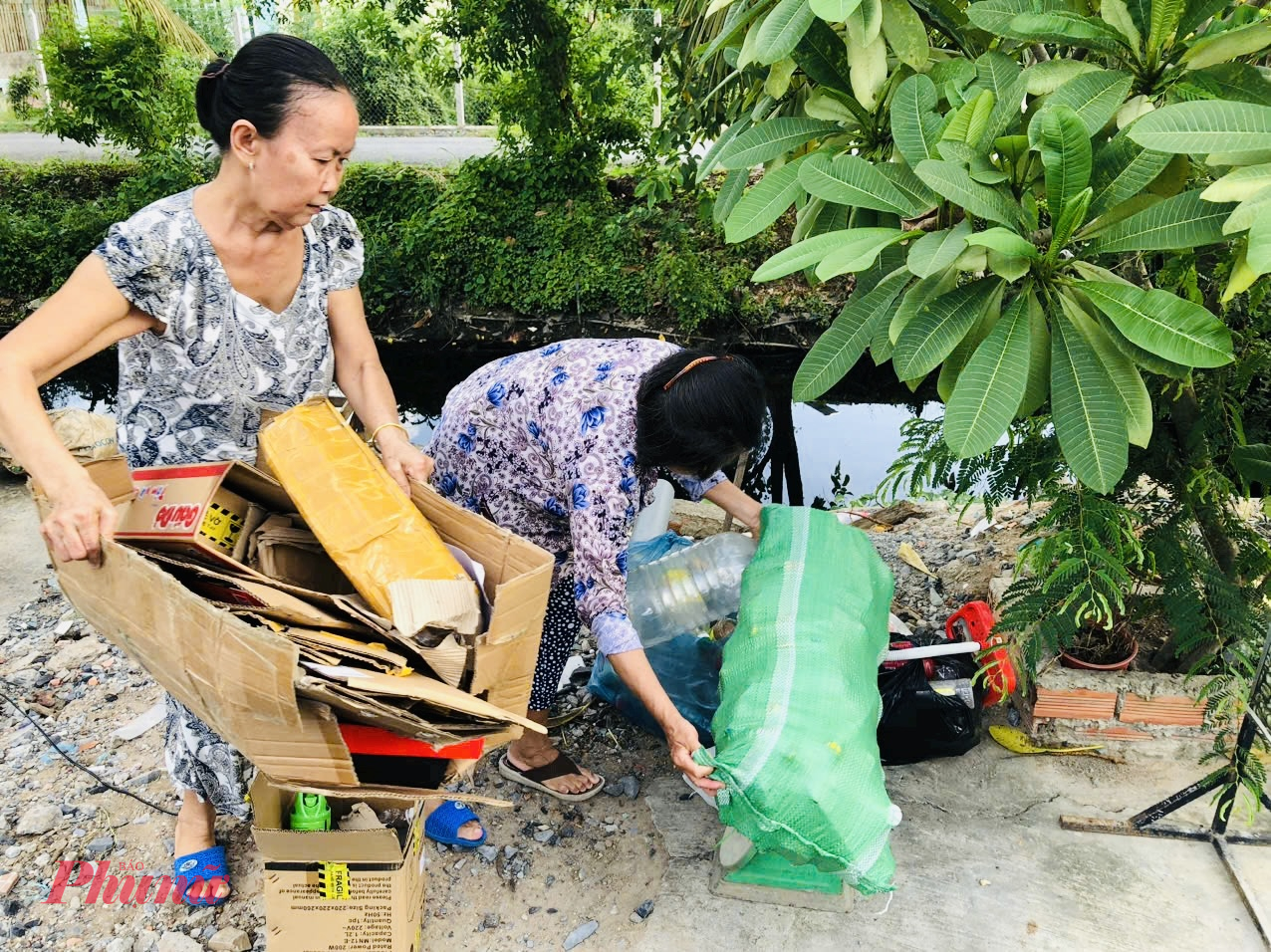 Đông đảo người dân tham gia đổi quà