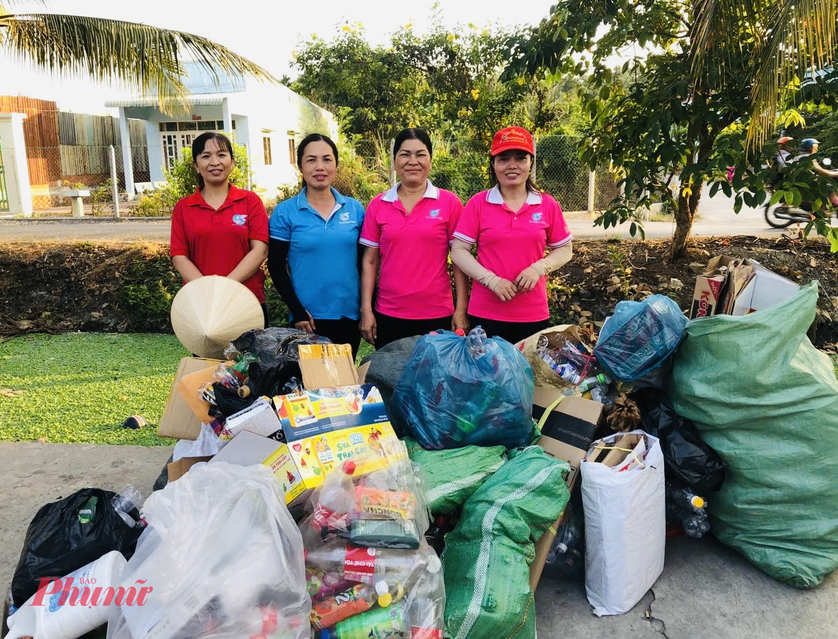 Sau khi thu gom, rác được phân loại kỹ lưỡng để bán ve chai. Số tiền thu được sẽ quay vòng mua quà cho đợt tiếp theo 