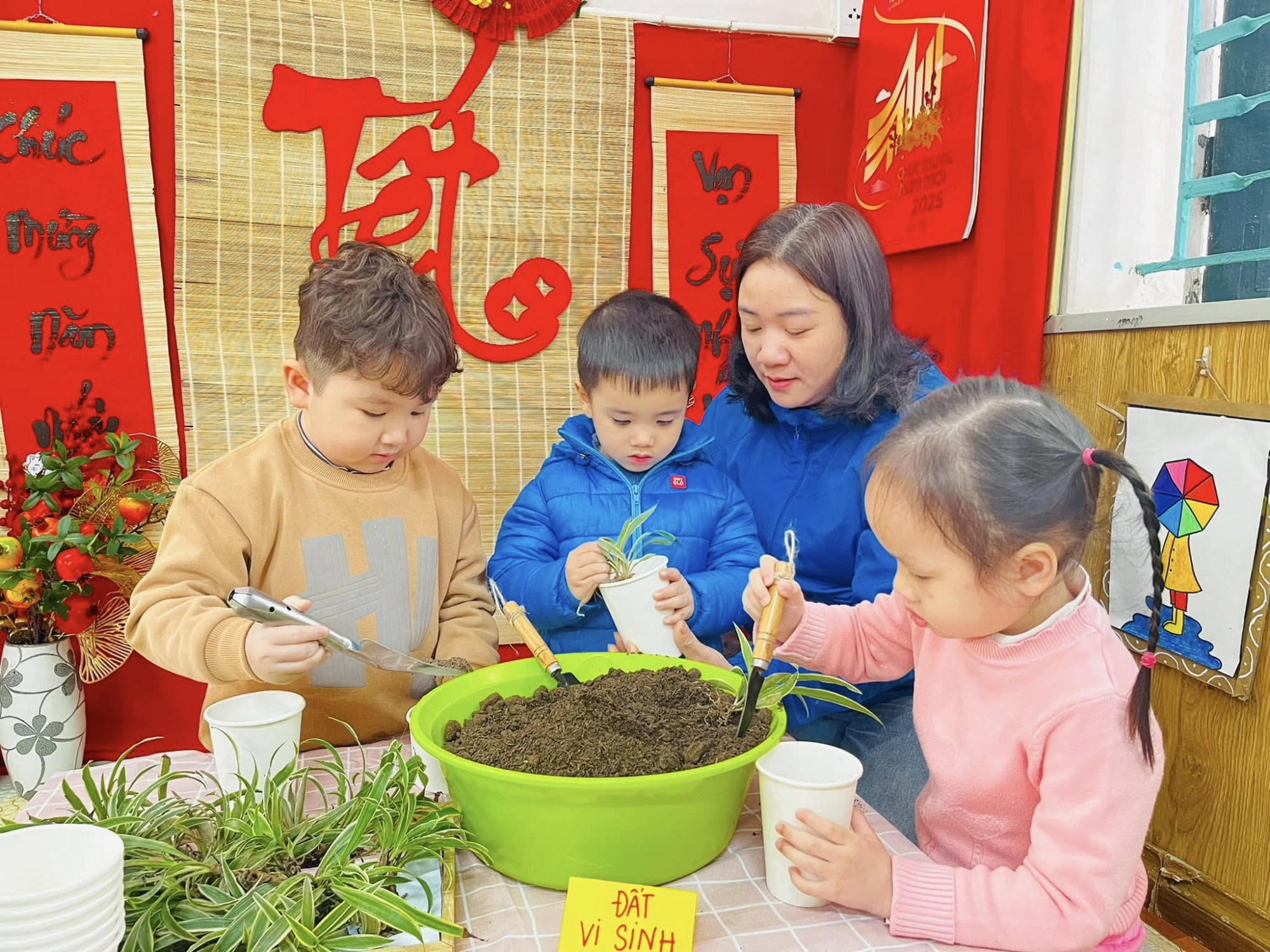 Giáo viên Trường mầm non May 10, quận Long Biên, TP Hà Nội dạy các cháu trồng cây. Ảnh minh họa: M.T