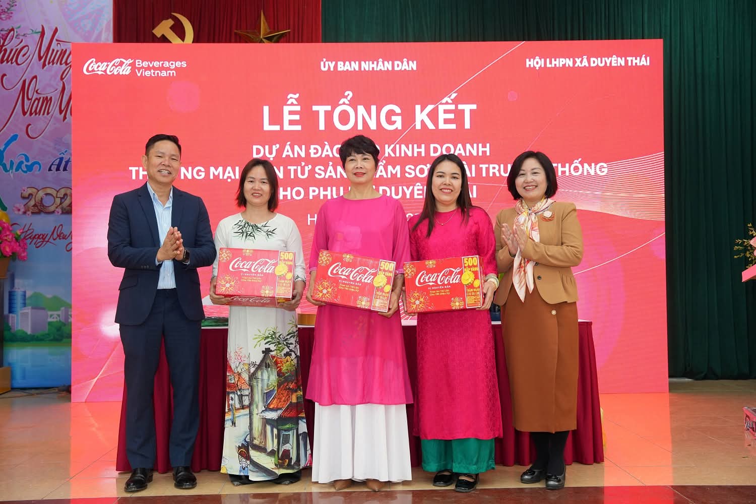 tạo.  Lãnh đạo Coca-Cola Việt Nam trao quà cho các học viên tiêu biểu của chương trình đào tạo - Ảnh: Coca-Cola Việt Nam Lãnh đạo Coca-Cola Việt Nam trao quà cho các học viên tiêu biểu của chương trình đào tạo - Ảnh: Coca-Cola Việt Nam