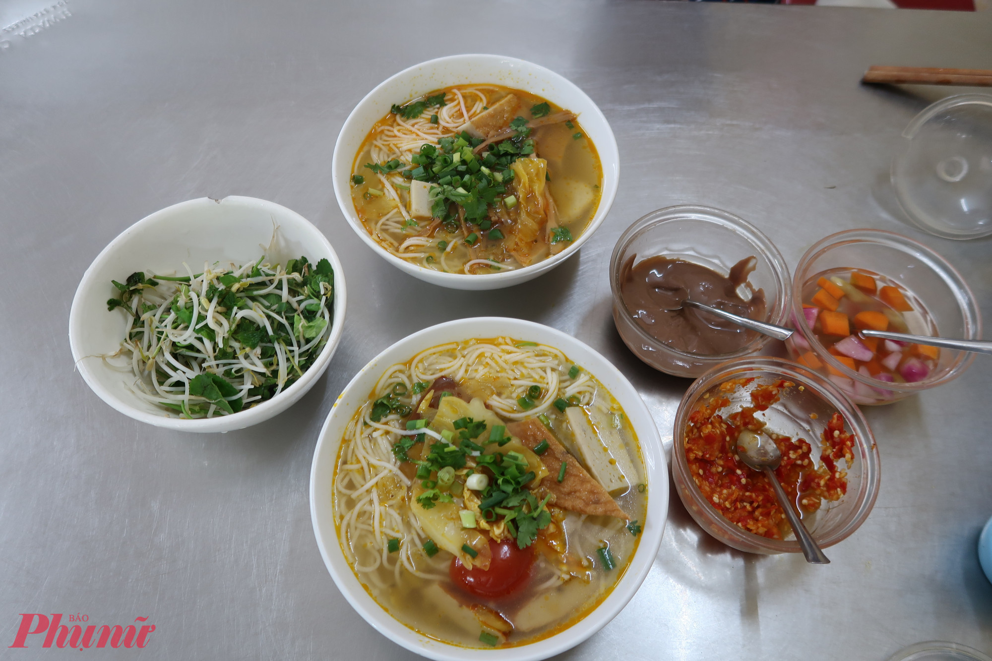 Nước dùng được nấu từ cà chua và bí đỏ, tạo vị chua nhẹ, thanh ngọt tự nhiên, khác hẳn so với các phiên bản truyền thống chỉ dùng xương hoặc riêu. Vị chua của cà chua hài hòa với vị béo của bí đỏ, mang lại độ đậm đà nhưng vẫn nhẹ, dễ chịu. Quán chế biến chả cá thủ công hàng ngày, sử dụng nhiều loại cá để làm thành các loại chả như chiên, hấp... Chả cá dai, thơm, giòn nhẹ.