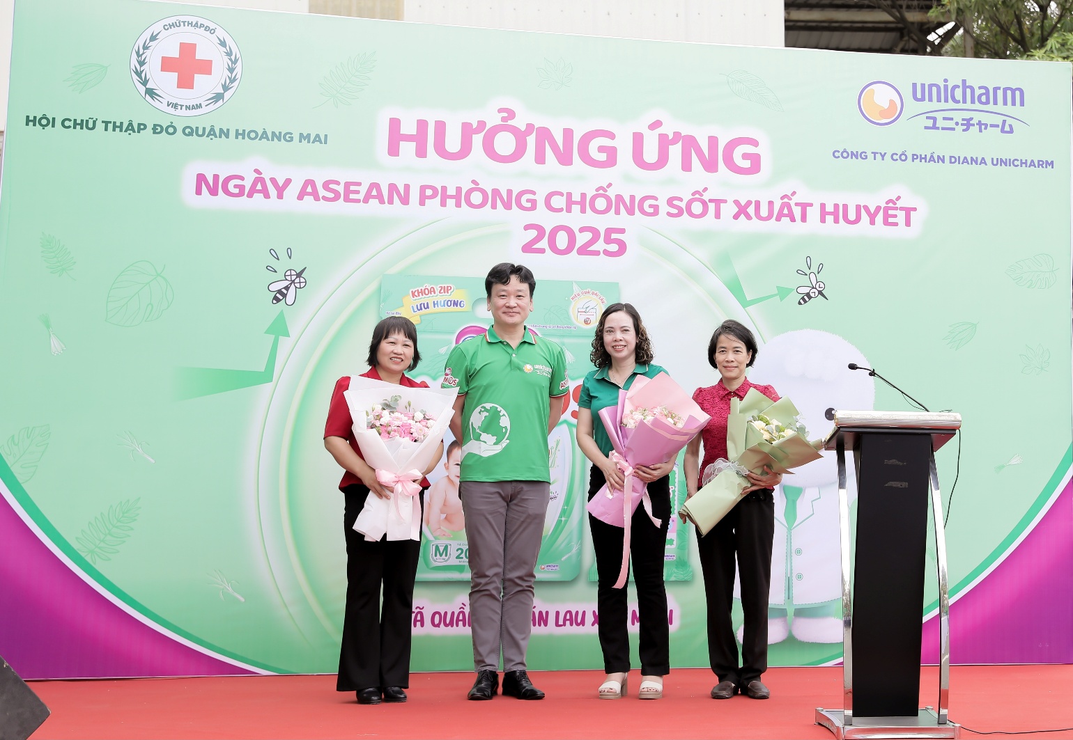 Ông Takahiro Okada - Tổng giám đốc Diana Unicharm - cùng đại diện Trung tâm Y tế và Hội chữ thập đỏ quận Hoàng Mai phát động hưởng ứng Ngày ASEAN phòng chống sốt xuất huyết - Ảnh: Diana Unicharm