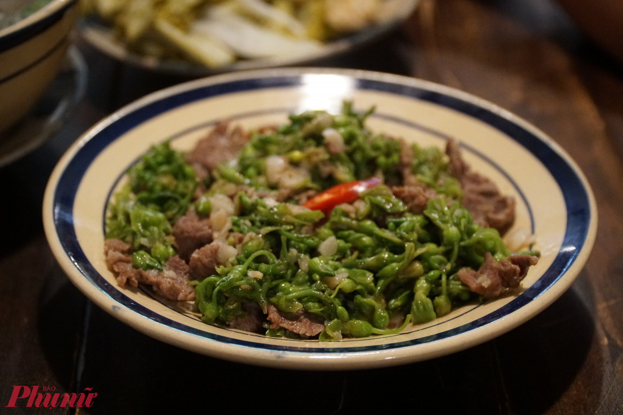 Món bò xào hoa thiên lý được nhiều thực khách yêu thích - Ảnh: Hoàng Minh.