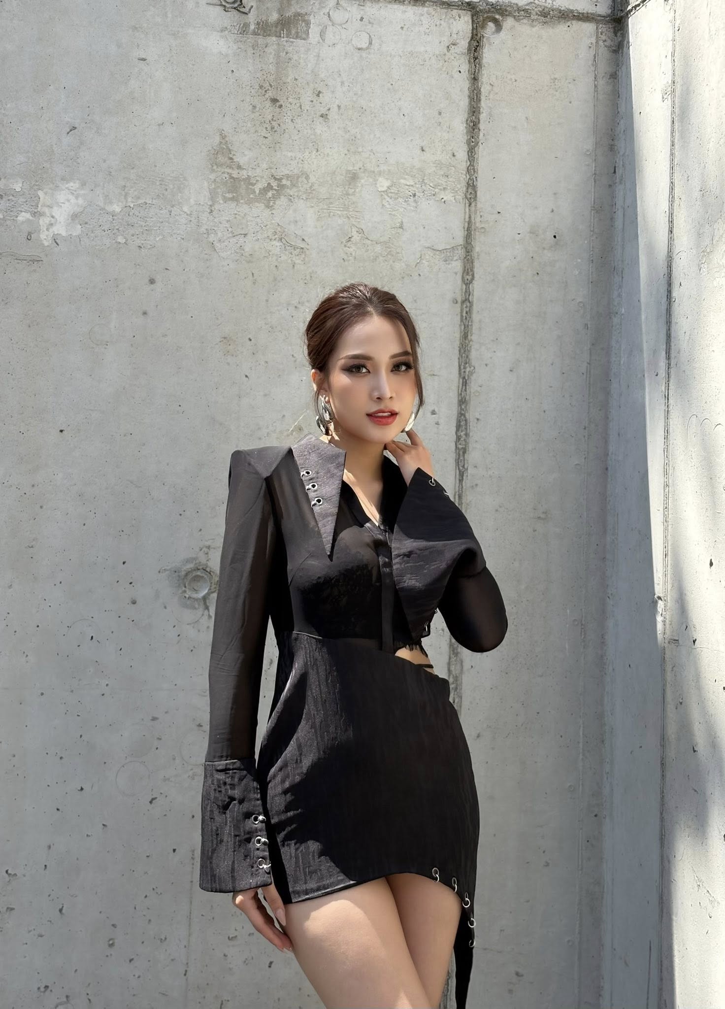 Kỳ Duyên thể hiện hình ảnh một fashionista cá tính, sắc sảo và thời thượng, pha trộn giữa chất menswear và phong cách avant-garde (tiên phong) thông qua việc sử dụng đường cắt may táo bạo và những chi tiết cấu trúc lạ mắt.