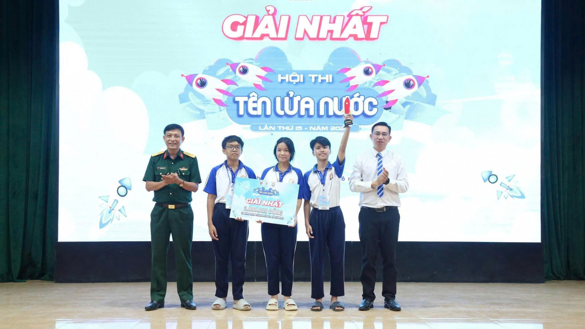 Ban tổ chức trao giải Nhất cho đội thi Trường THCS Lê Thành Công