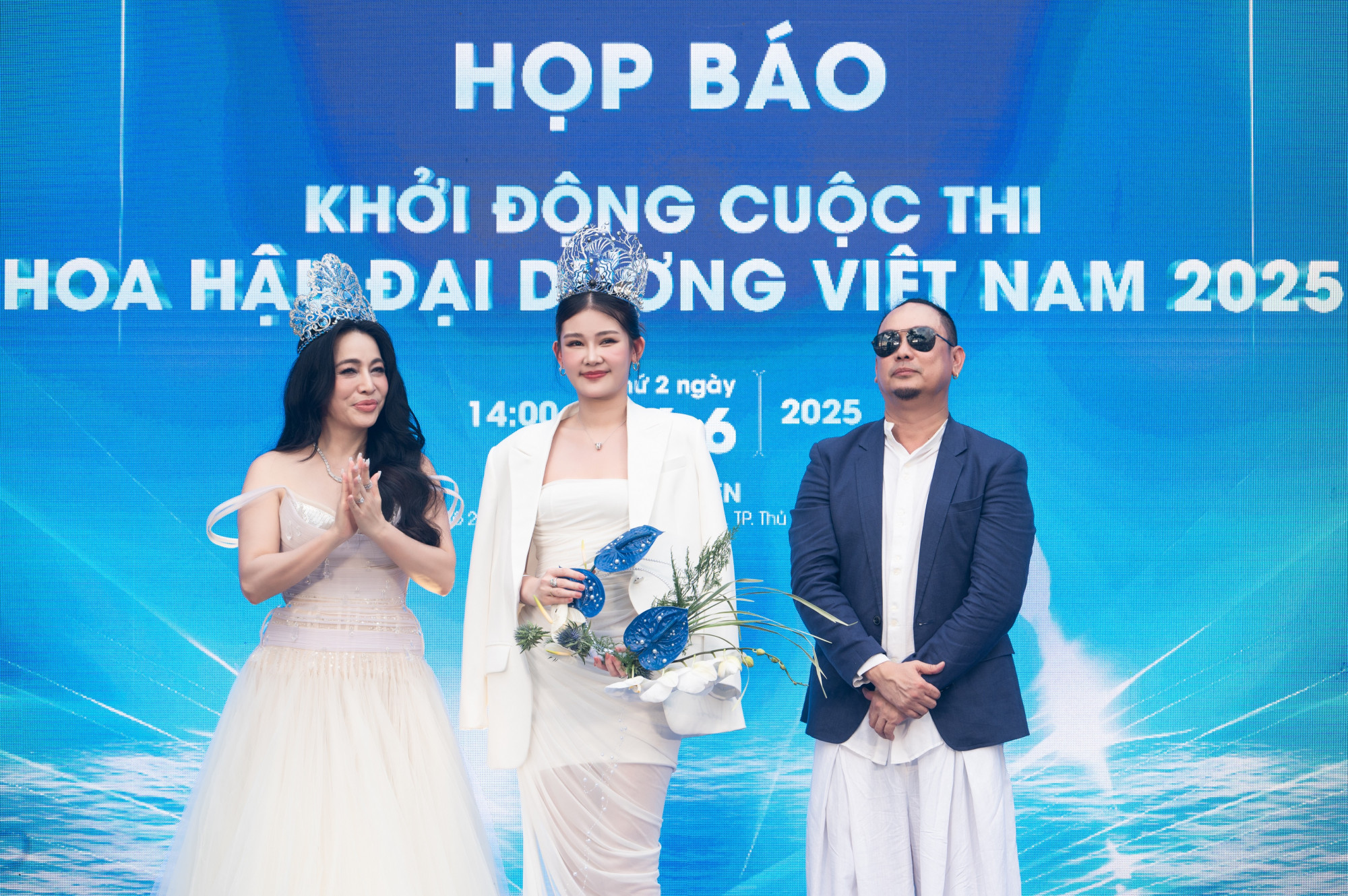 Từ trái qua: doanh nhân Đường Thu Hương (trưởng ban giám khảo), hoa hậu Ngân Anh (thành viên ban giám khảo) và NTK Võ Việt Chung (trưởng ban tổ chức)