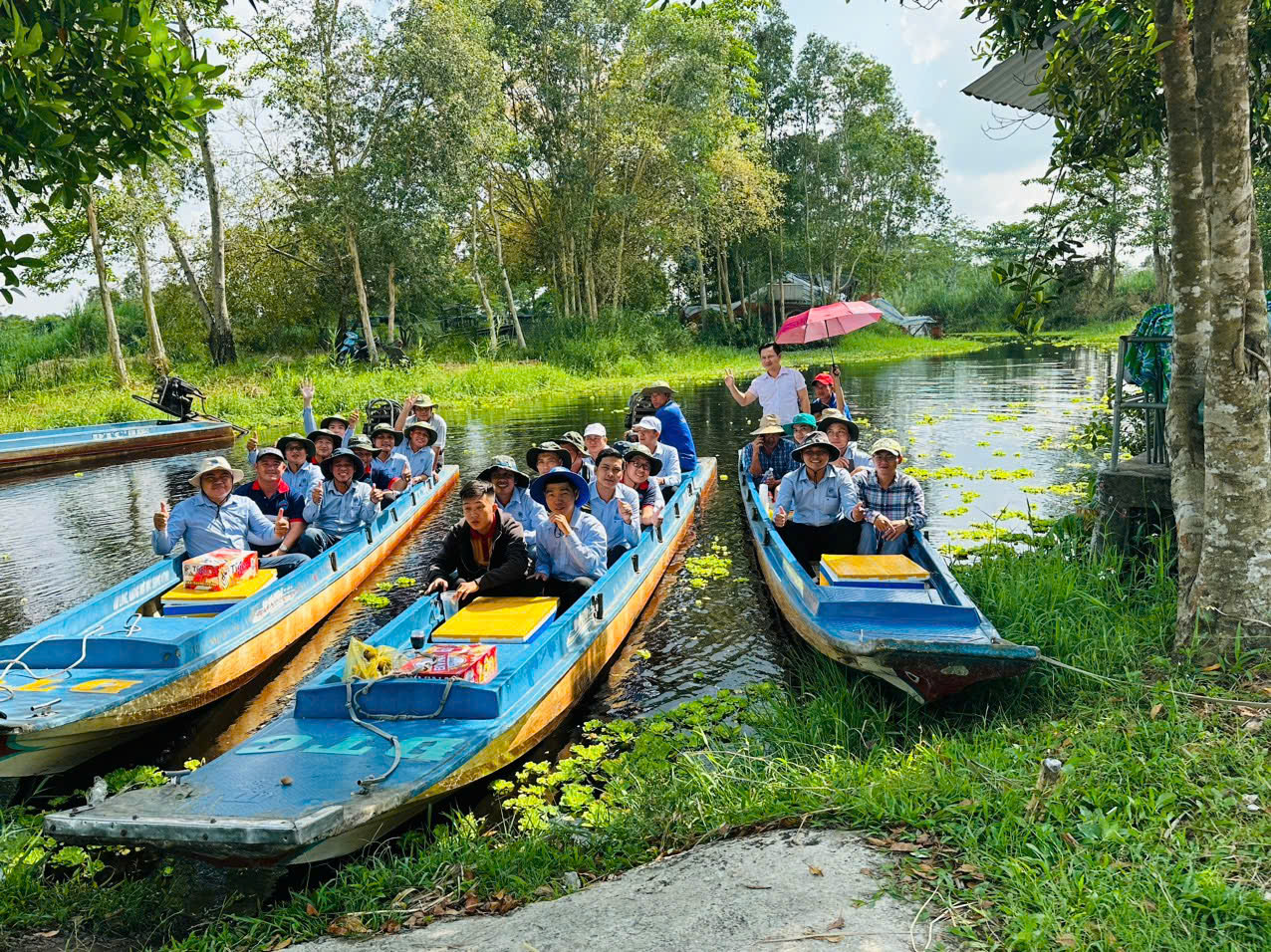 Du khách tham quan điểm du lịch sinh thái Vườn quốc gia U Minh Thượng