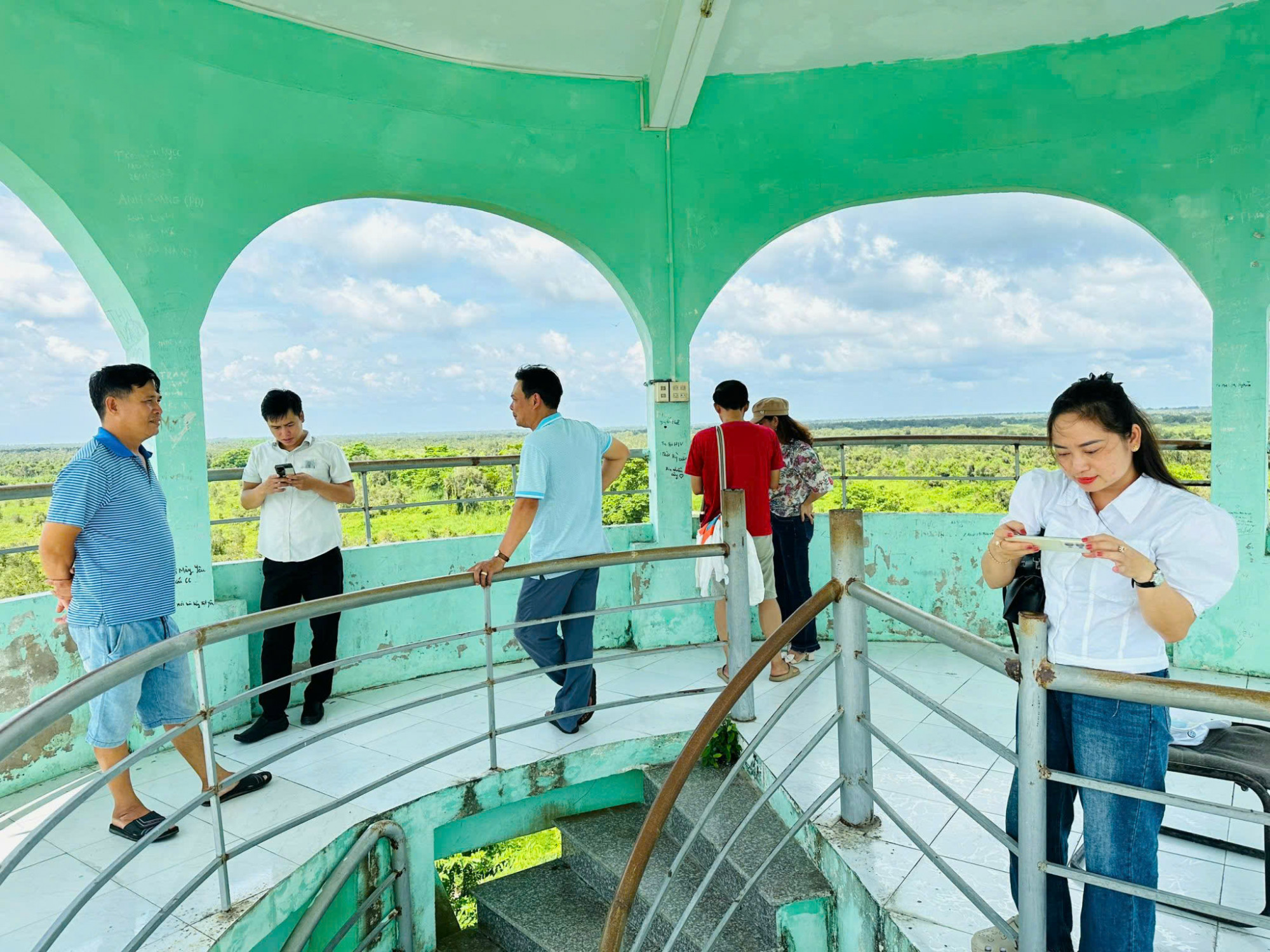 Đứng trên đài canh của Vườn quốc gia U Minh Thượng du khách có thể quan sát toàn bộ một vùng rừng rộng