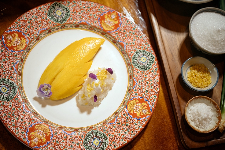 Xôi xoài được phục vụ. (© Anuwat Senivansa Na Ayudhya/ MICHELIN Guide Thailand)