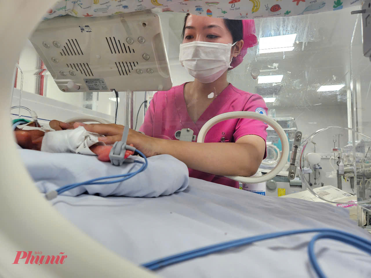Khi các cô đưa tay vào thiết bị để chăm sóc, các con cũng như tìm được hơi ấm, phản xạ nghiêng về người chăm sóc cho mình