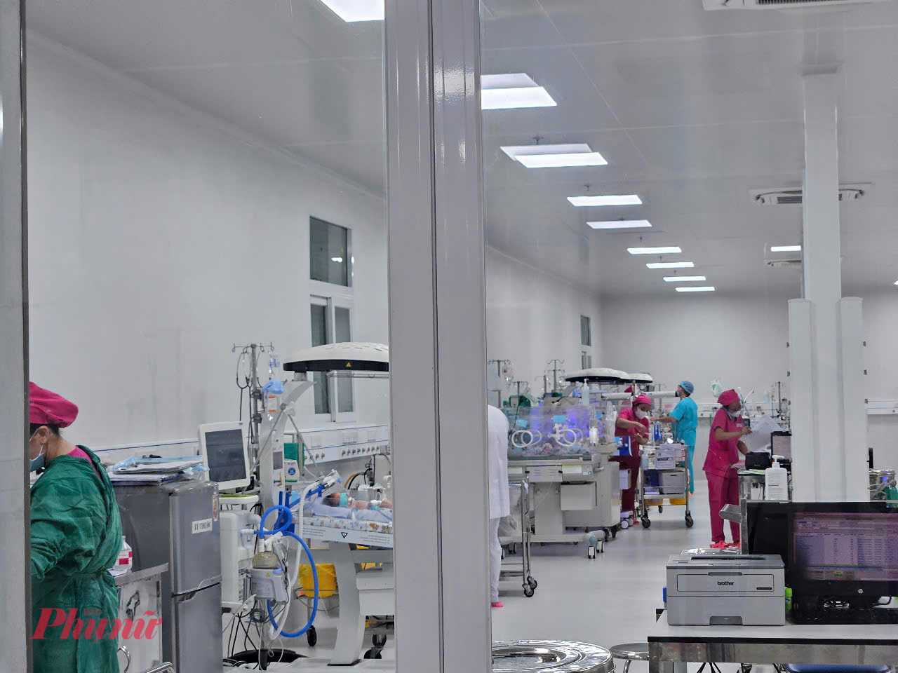 Ngày cũng như đêm, các bác sĩ, điều dưỡng, nữ hộ sinh tại khoa Đơn nguyên Hồi sức tích cực, Bệnh viện Từ Dũ thay nhau chăm sóc cho hơn 160 em bé