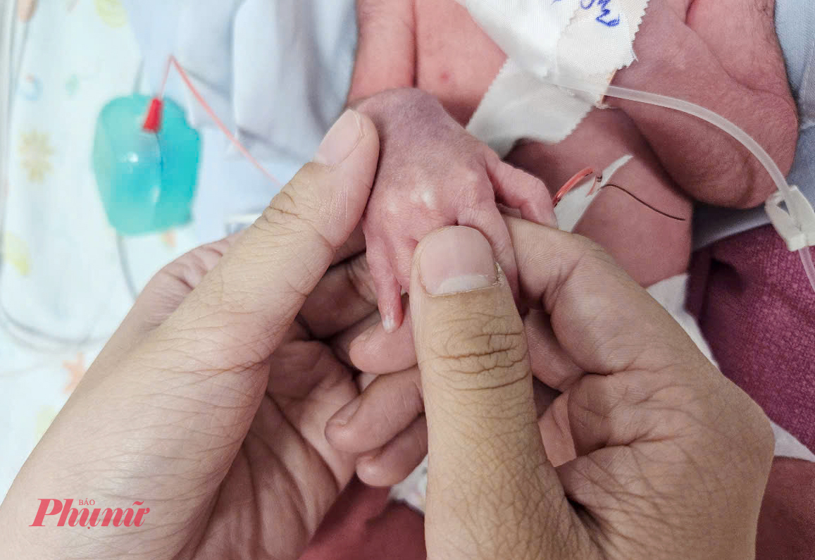 Theo các nữ hộ sinh, các bé thích nhất là được mát xa, có thể do phải tạm xa mẹ, nên các con luôn muốn được vỗ về