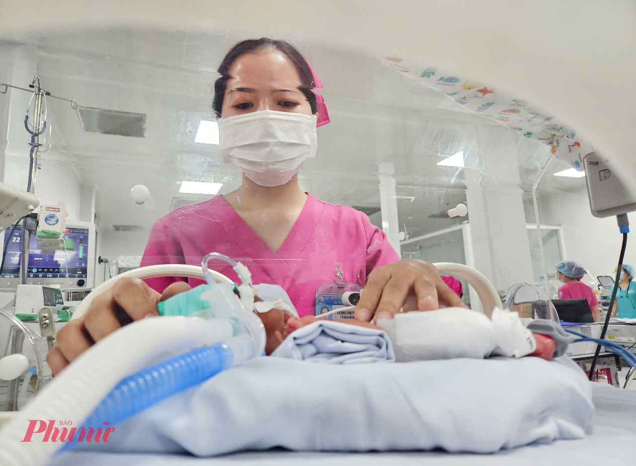 Các nữ hộ sinh sẽ thay nhau chăm sóc, nuôi dinh dưỡng, cho tới Khi sức khỏe các bé khá hơn, nữ hộ sinh thông báo cho mẹ vào thăm, ấp kangaroo mỗi ngày