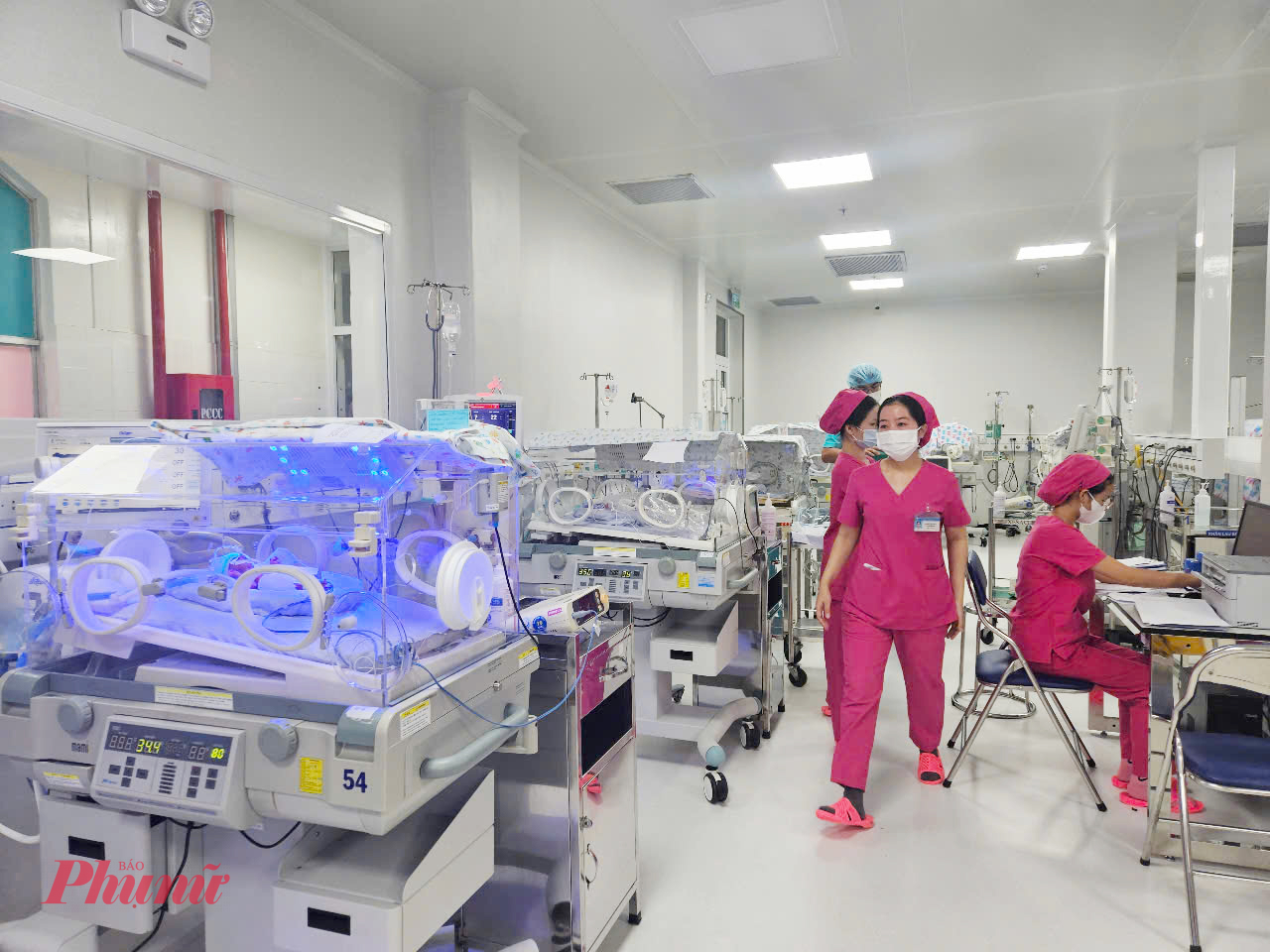 Do nhiều nguyên nhân, các em bé tại đây bị sinh non, thiếu tháng nên nhỏ xíu, có bé chỉ bằng bàn tay của các cô chăm sóc