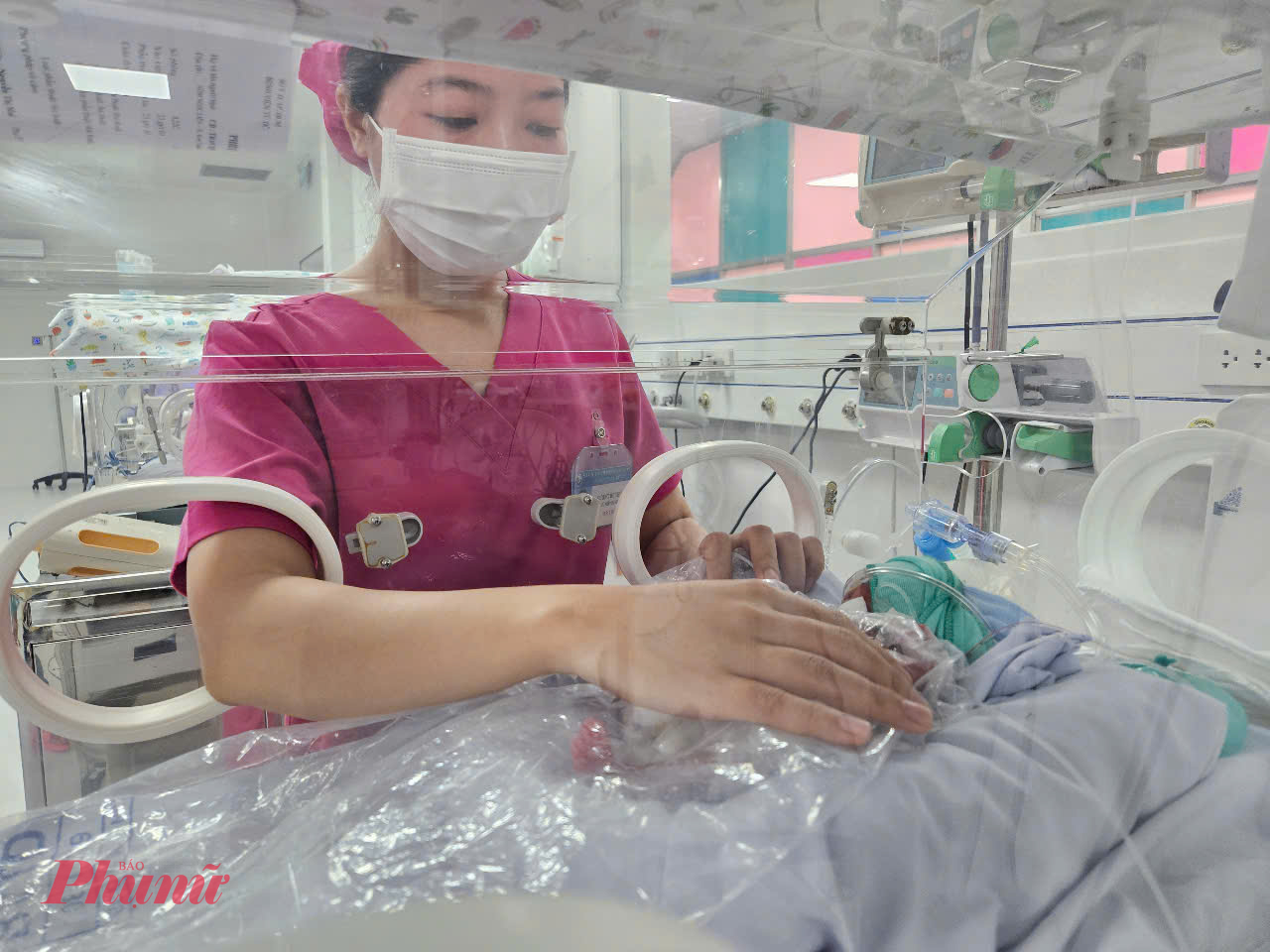 Hiện tại, em bé nhẹ cân nhất ở đây chỉ 700gram, nên mọi người phải thật cẩn thận, tỉ mỉ khi khám, cũng như chăm sóc. Tại Đơn 