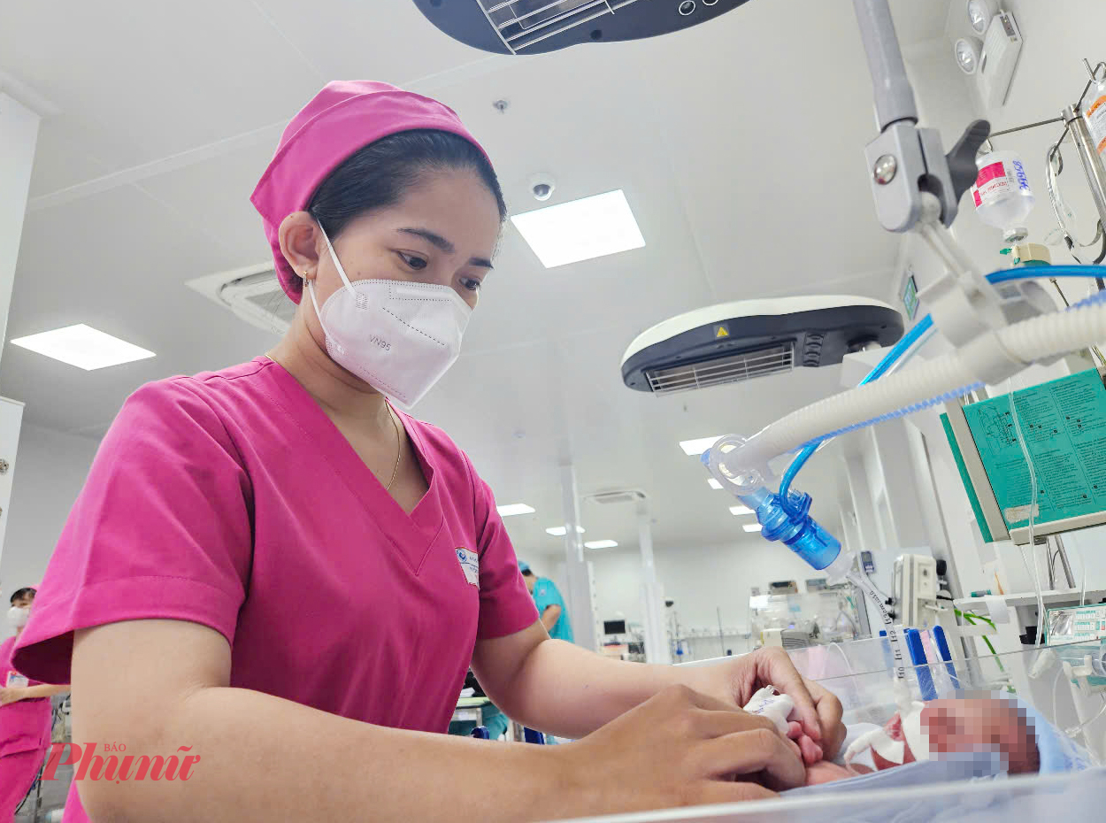 Những chiến binh nhí rất can đảm, luôn cố gắng từng ngày để về với vòng tay mẹ. Chị N.T.H.V. (32 tuổi, ở TPHCM) cho biết: Con tôi bị thiếu tháng nên chỉ nặng gần 1kg, nhờ có các bác sĩ chăm sóc, bé đã dần khỏe hơn. Tôi đã được vào ấp bé 4 ngày, vài ngày nữa bé cứng cáp hơn được ra Đơn vị Kangaroo, lúc đó cả nhà sẽ luôn bên nhau