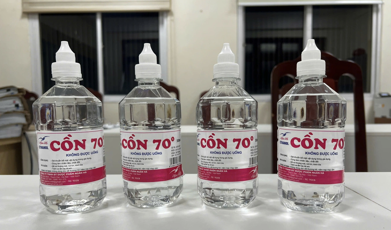 Cồn y tế giả - Ảnh: Công an cung cấp