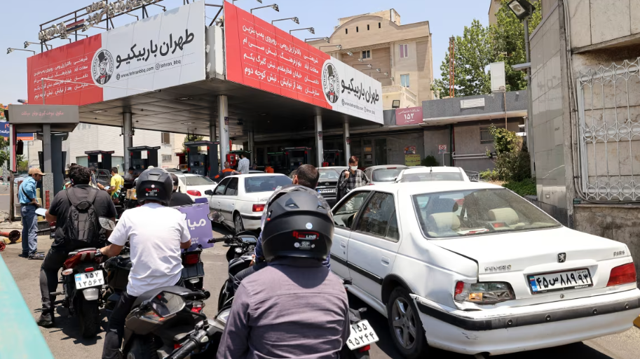 Những người lái xe xếp hàng tại một trạm xăng ở Tehran hôm Chủ nhật, sau khi các cuộc tấn công tên lửa của Israel vào đêm qua hai kho nhiên liệu ở thủ đô Iran. Atta Kenare / AFP qua Getty Images