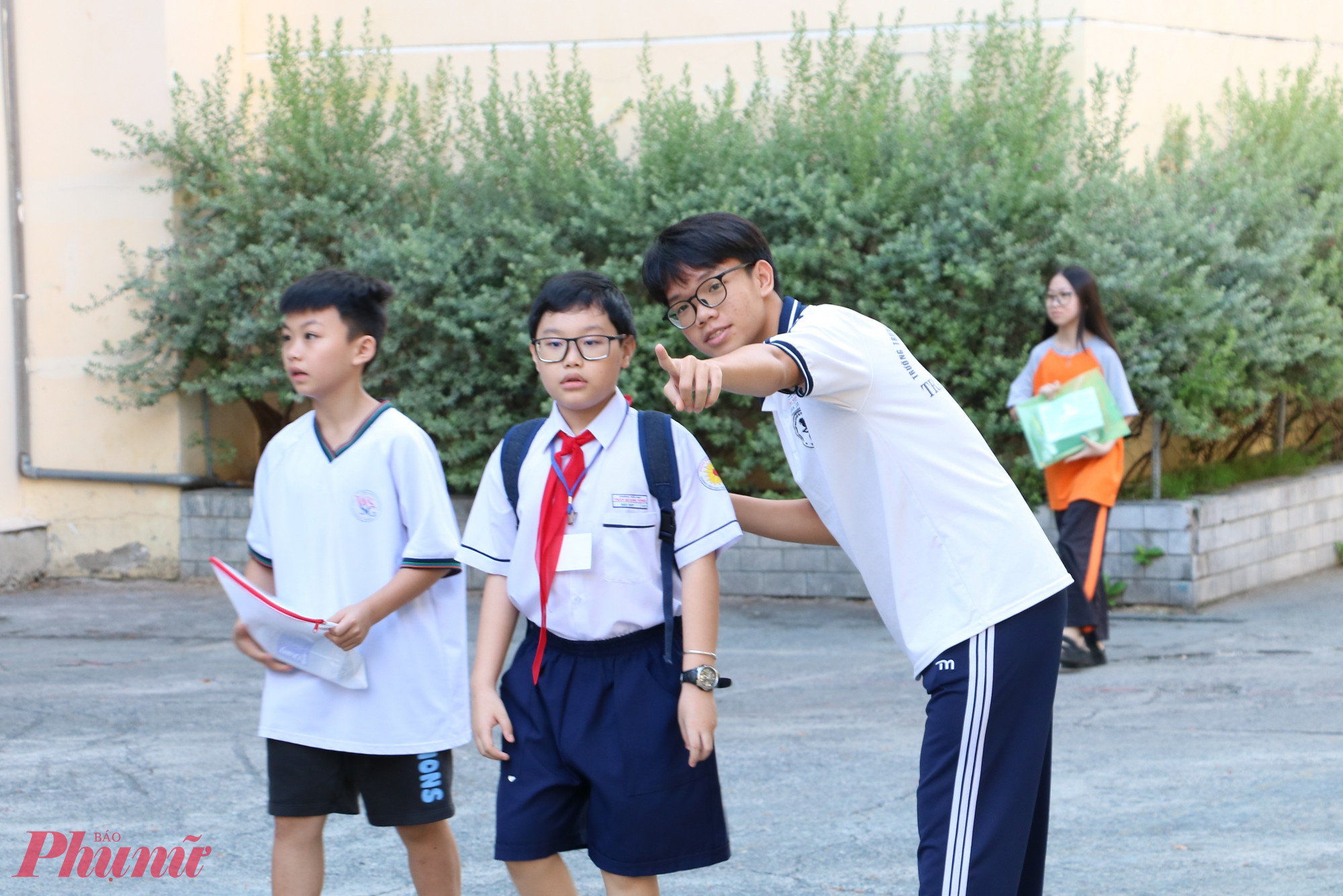 Học sinh Trường THCS-THPT Trần Đại Nghĩa hướng dẫn thí sinh vào phòng thi - Ảnh: Trang Thư