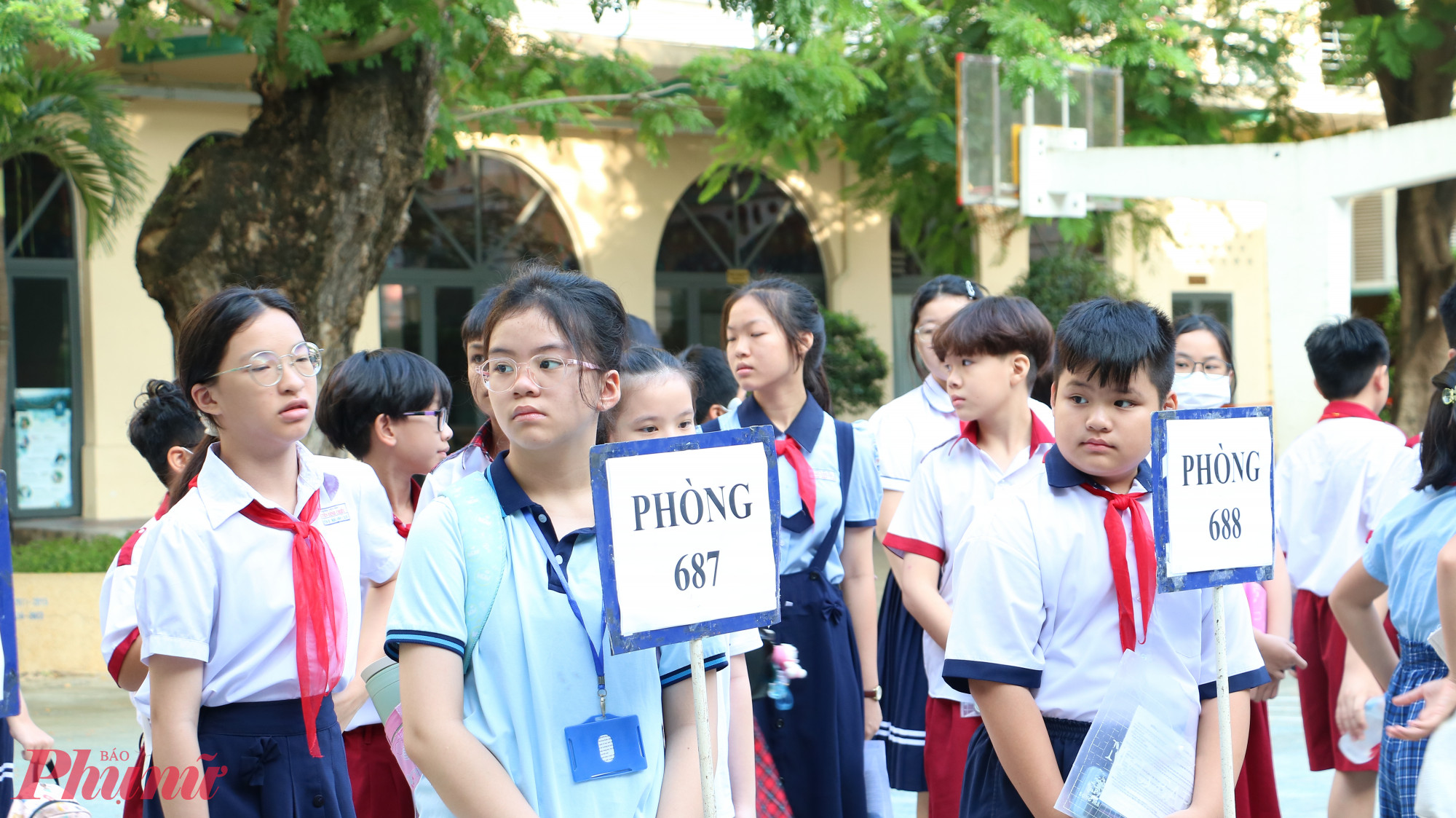 Thí sinh xếp hàng chờ lên phòng thi - Ảnh: Trang Thư