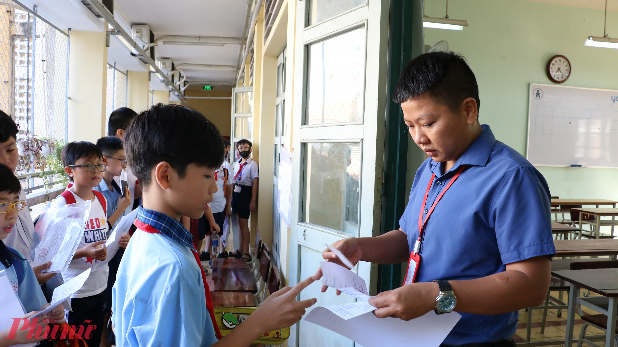 Giám thị kiểm tra thông tin thí sinh trước khi vào phòng - Ảnh: Trang Thư