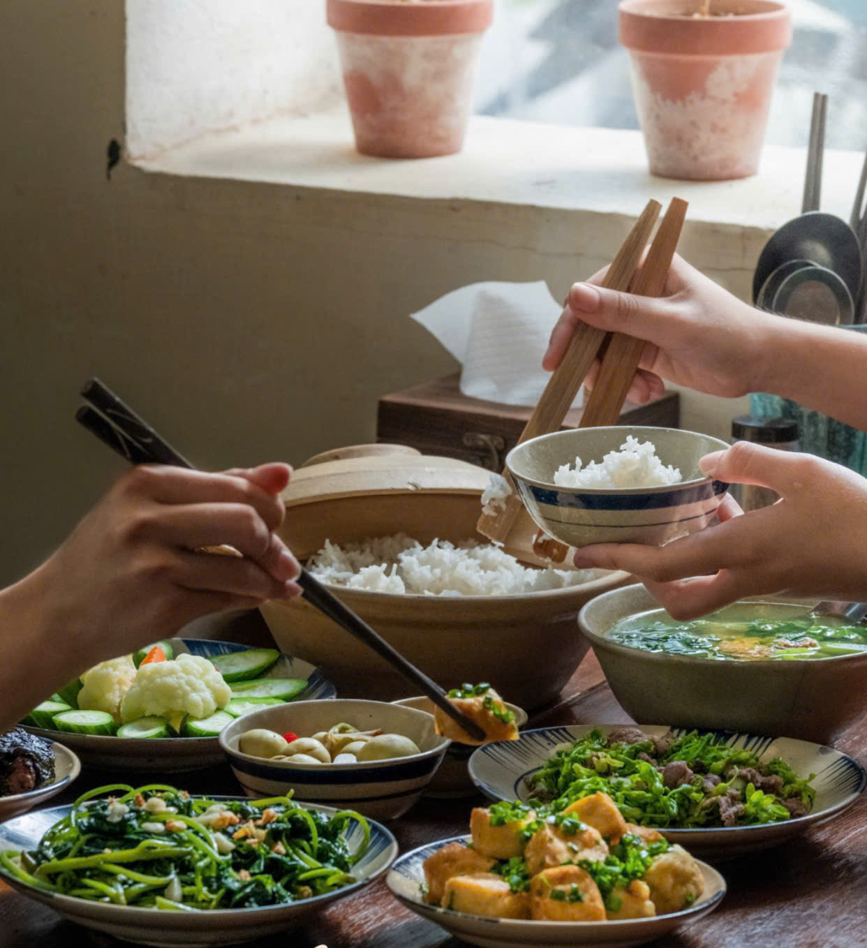 Dù không quảng cáo rầm rộ, nhưng Xới Cơm vẫn thu hút thêm nhiều người biết đến, đặc biệt là những ai “nghiện” ăn cơm nhà - Ảnh: NVCC