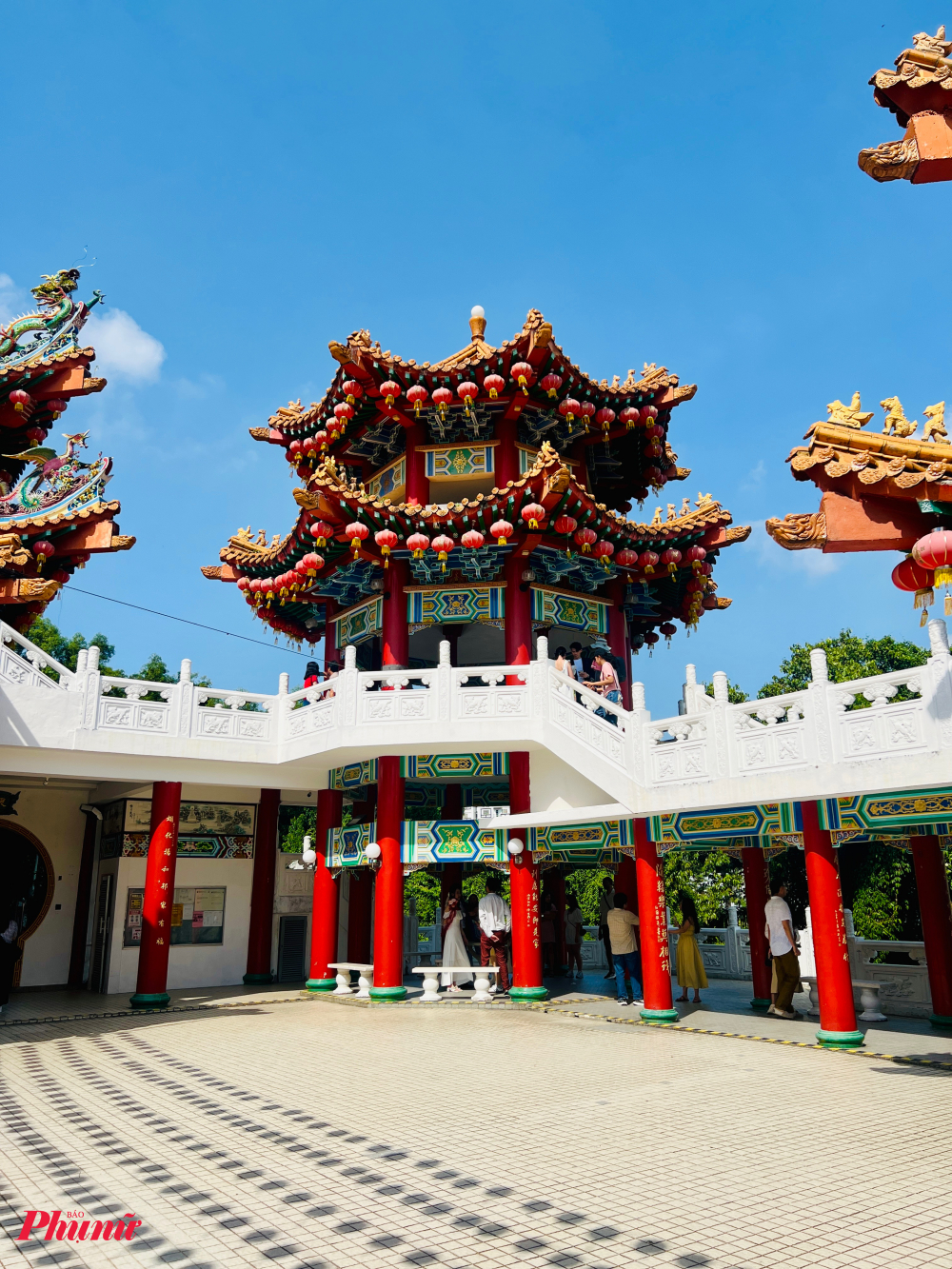 Bên trong khuôn viên chùa được thiết kế nhiều gian, tầng cổ kính.