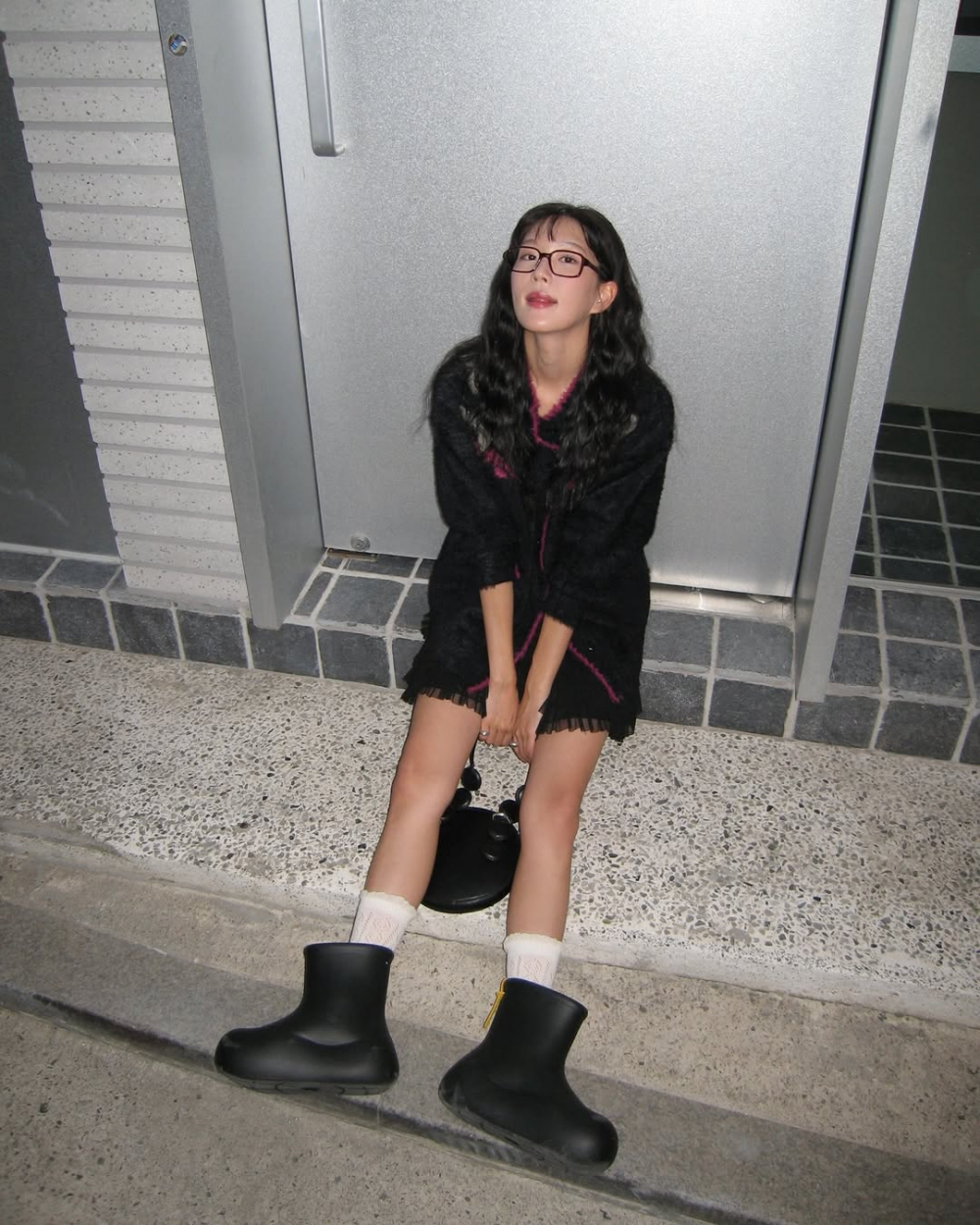 Ngoài những đôi boots cao su cổ cao, bạn cũng có thể chọn những đôi boots cổ thấp với sắc màu nổi bật để kết hợp với set đồ quần túi hộp, áo sơ mi crotop giúp diện mạo thêm phần cá tính, chất lừ.