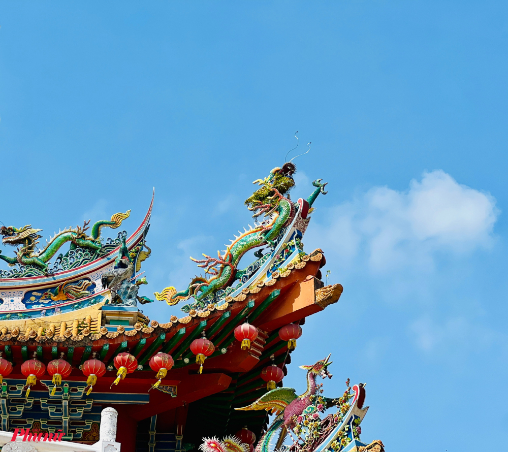 NhữngCác cột, diềm, mái chùa được đắp nổi tinh xảo. chi tiết rồng, phượng cũng cũng được chạm khắc tinh xảo ở chóp mái.