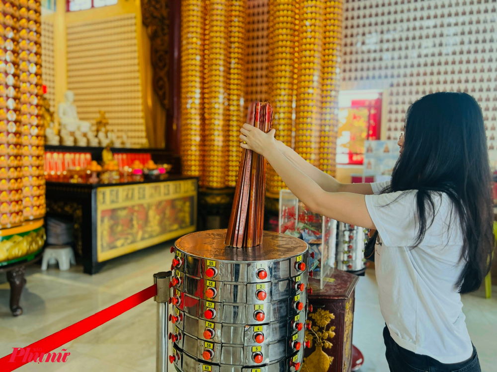 Đến với chùa Thiên Hậu, du khách có thể vào chính điện dâng hương, chiêm bái, đồng thời tham gia gieo quẻ, xin xăm – một nét văn hóa tâm linh đặc trưng của người Hoa. Những thẻ xăm với thông điệp về sức khỏe, sự nghiệp hay tình duyên được nhiều người tin là lời mách bảo từ thần linh, mang đến sự an yên và định hướng cho tương lai.