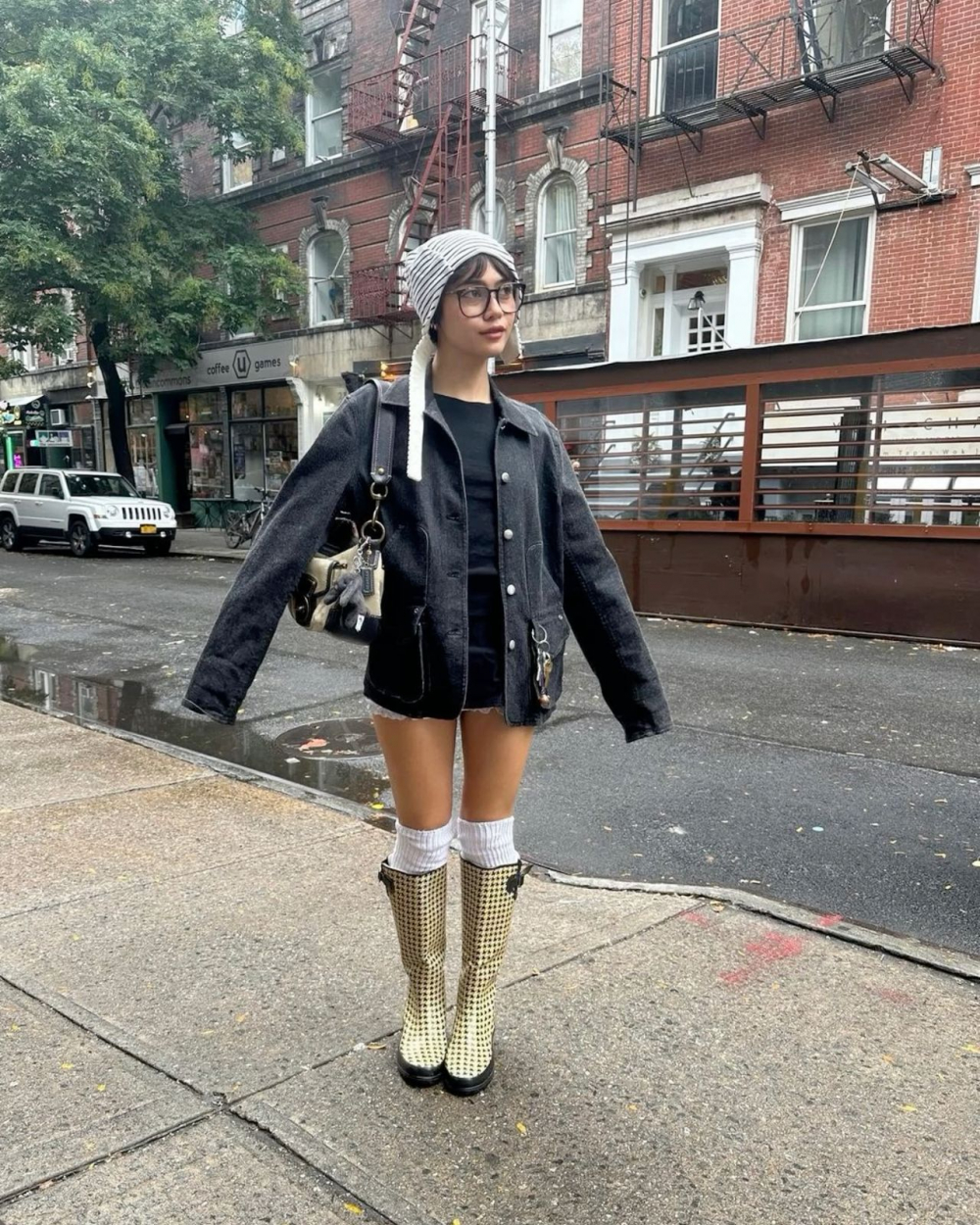 Trôi theo dòng xu hướng Y2K hoài niệm, mini skirt được đông đảo giới mộ điệu săn lùng nhiệt tình.  Trong những bản phối cùng đôi boots cao su cá tính, chân váy ngắn tạo nên vẻ đẹp thu hút mọi ánh nhìn, nàng có thể mặc cùng áo quây khoe vai quyến rũ, thêm phụ kiện vòng cổ choker, túi xách hợp mốt để ''nâng tầm'' diện mạo.