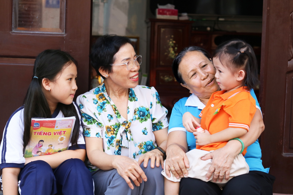 Bà Võ Thị Bảy (bìa phải) thường xuyên đến thăm chị em Phương Anh - Mai Anh - ẢNH: MẪN NHI