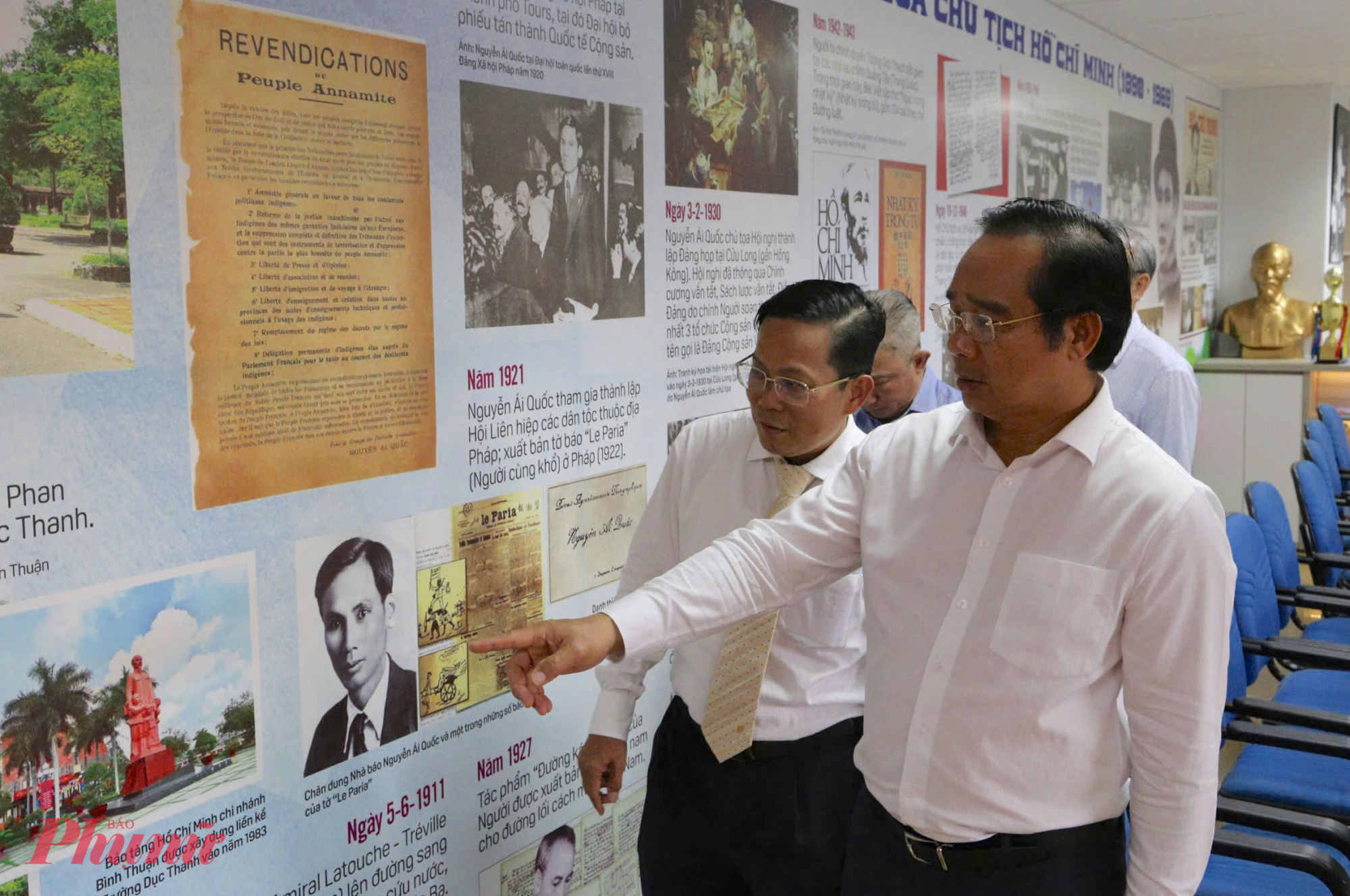 Chủ tịch UBND TPHCM Nguyễn Văn Được tham quan không gian văn hoá của Báo Người Lao Động - Ảnh: Thanh Tâm