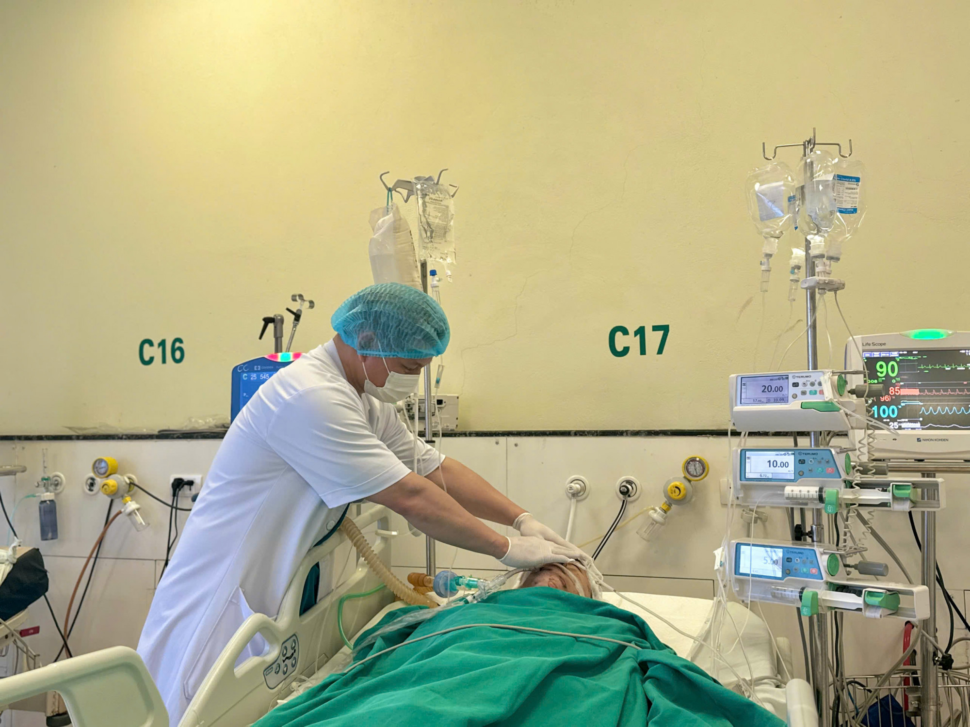 Ca bệnh vô danh được các bác sĩ khẩn trương cấp cứu, bỏ qua các thủ tục hành chính thông thường - ảnh: BVCC