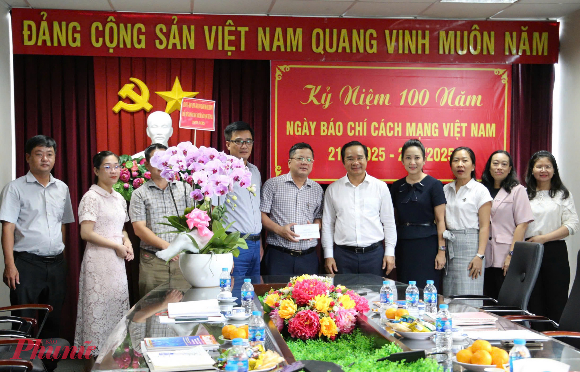 Chủ tịch UBND TPHCM Nguyễn Văn Được thăm hỏi, chúc mừng Tạp chí Cộng sản - Ảnh: Thanh Tâm
