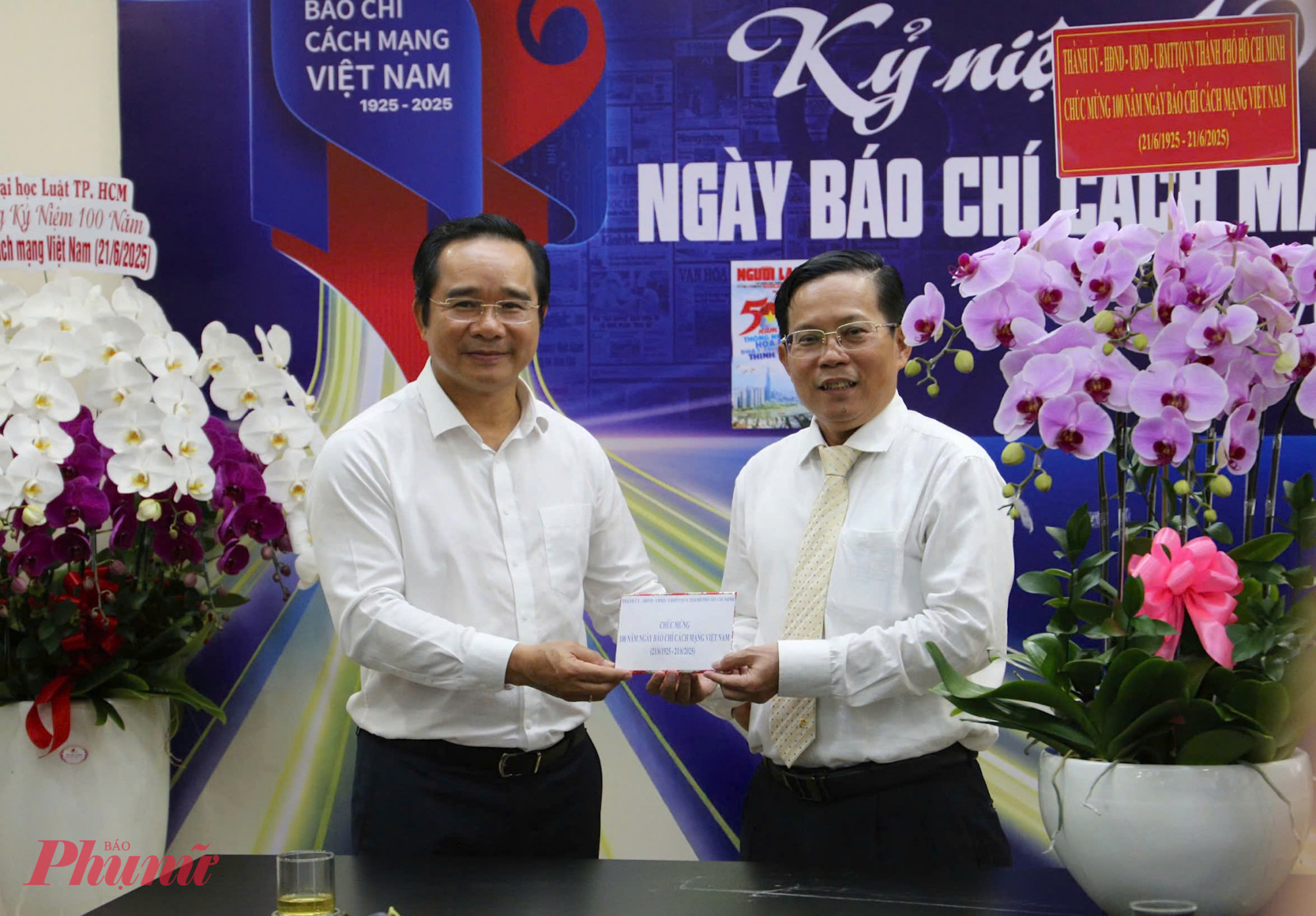 Chủ tịch UBND TPHCM Nguyễn Văn Được thăm hỏi động viên và tặng hoa chúc mừng Báo Người Lao Động - Ảnh: Thanh Tâm