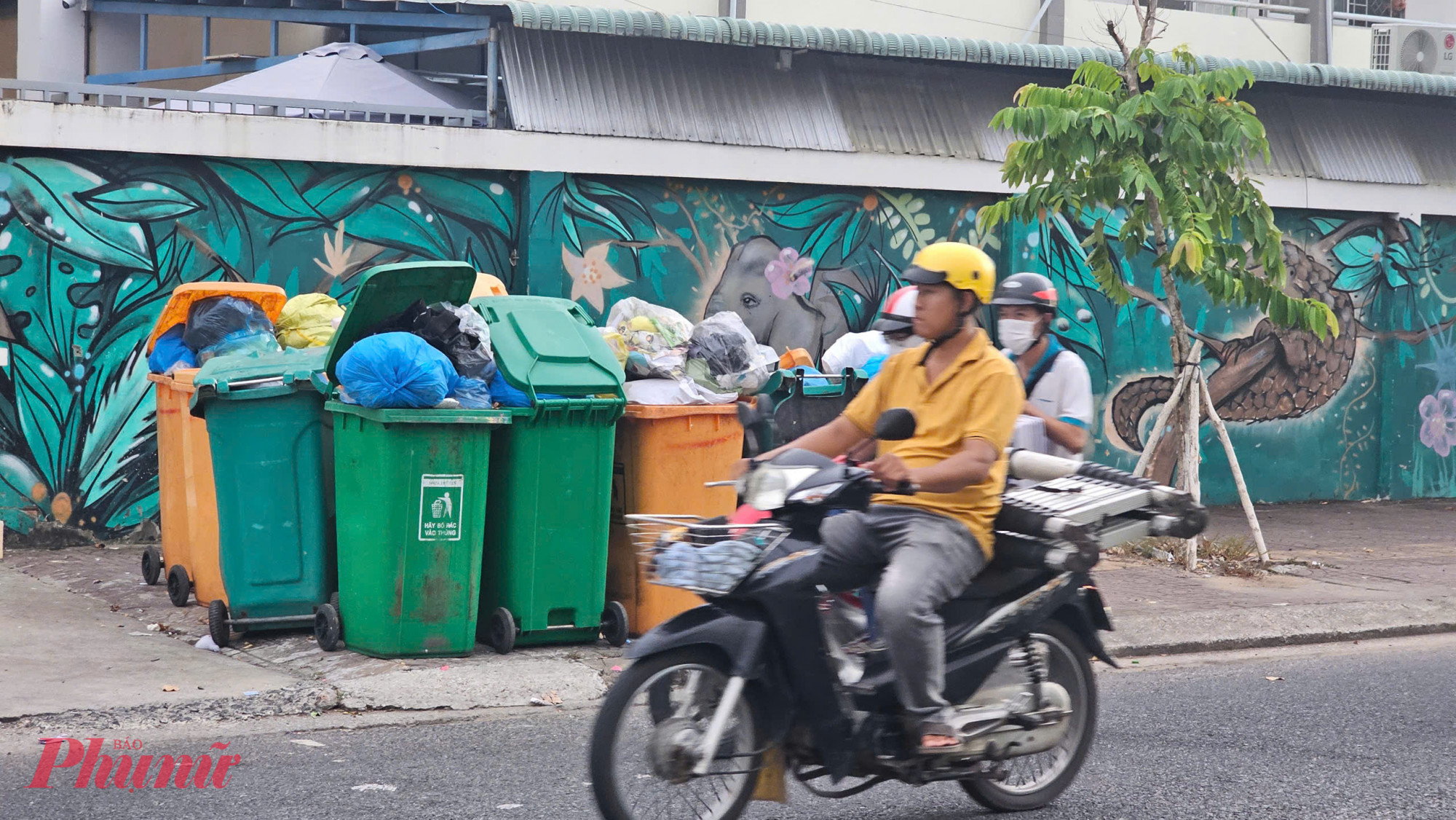 Rác thải tồn đọng tại nhiều tuyến đường nội ô TP Cà Mau do công ty tạm ngưng thu gom - Ảnh Phú Hữu