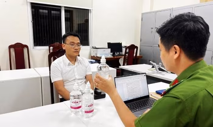 Ông Phạm Đình Tuấn, Phó chủ tịch UBND thị trấn Chúc Sơn, huyện Chương Mỹ, bị bắt với cáo buộc sản xuất cồn y tế giả bằng Methanol và nước
